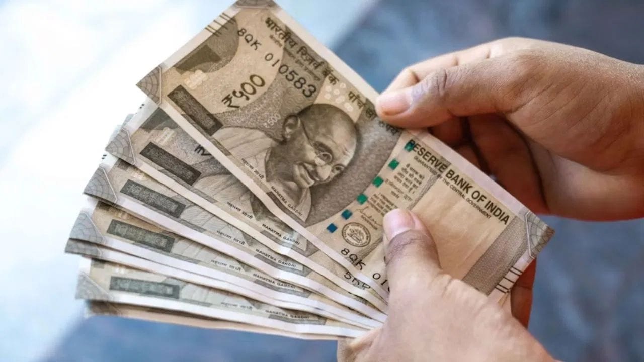 முறையான பட்ஜெட்டை கையாள்வதன் மூலம் நிதி மேலாண்மையை மேம்படுத்த முடியும். அதாவது தினசரி மற்றும் மாதாந்திர செலவுகள் குறித்து ஆராய வேண்டும். எங்கே அதிகமாக பணம் செலவாகிறது என்பதை கண்டறிந்து அதனை குறைத்துக்கொண்டு பணத்தை சேமிக்க முடியுமா என யோசனை செய்ய வேண்டும். 