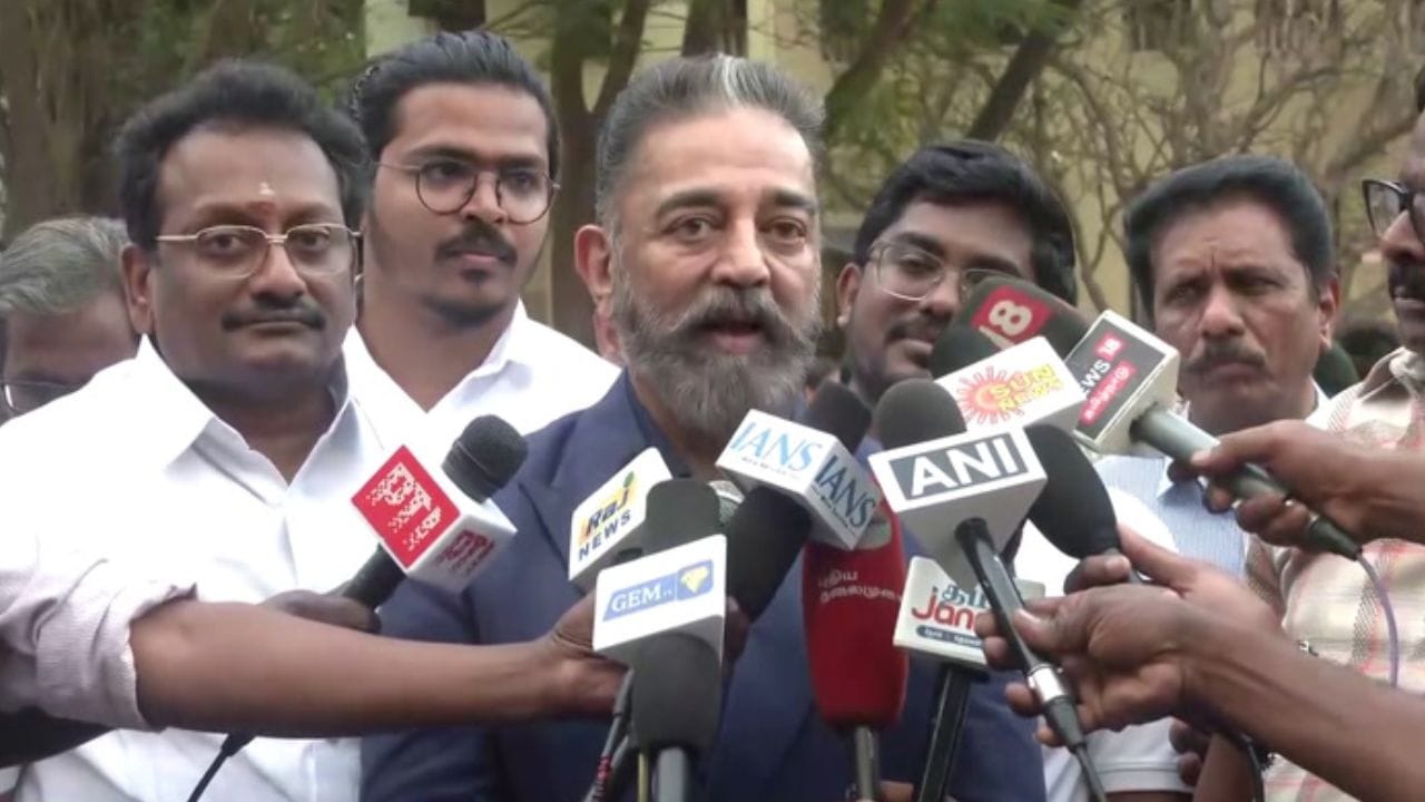 மாணவர்களுக்கு கல்வி கற்பிப்பது எனது கடமை.. கமல்ஹாசன் பேச்சு! மாணவர்களுக்கு கல்வி கற்பிப்பது எனது கடமை.. கமல்ஹாசன் பேச்சு!