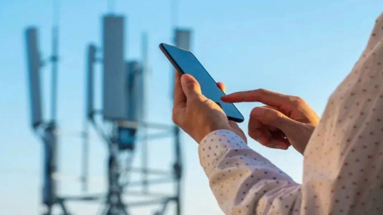 அவசரமான நேரத்தில் உங்கள் மொபைல் ஆபரேட்டரின் சிக்னல் கிடைக்கவில்லை என்றாலும், வேறு எந்த நெட்வொர்க்கையும் பயன்படுத்தி அழைப்புகளை இணைக்கக்கூடிய அவசர மொபைல் எண்கள் உள்ளன. இவை அவசர நேரங்களில் உதவியாக இருக்கும். அத்தகைய அவசரநிலைகளுக்கு 112 என்ற எண்ணையும் பயன்படுத்தலாம்.