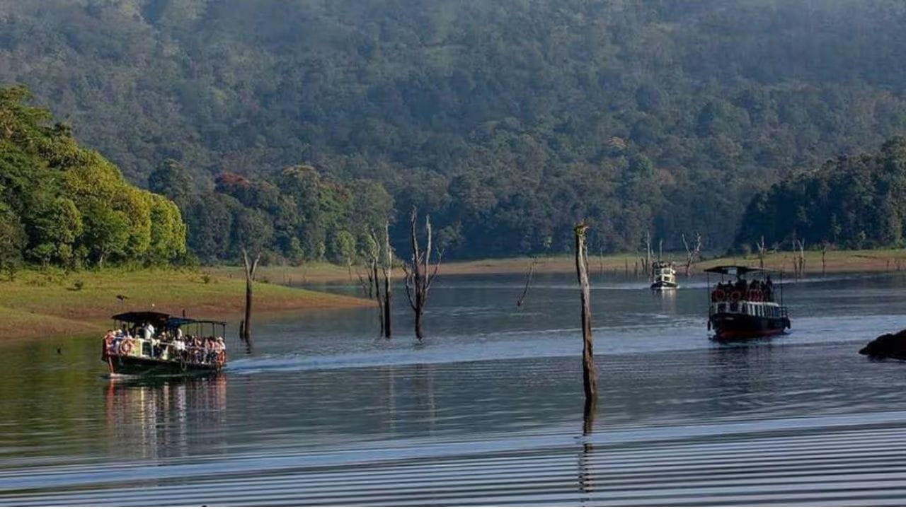 வெளிமாவட்டங்களில் இருந்து வருகை தரும் சுற்றுலாப் பயணிகள் நீலகிரி மாவட்டத்துக்குள் நுழைந்தவுடன் அங்கு வீசி வரும் பனிக்காற்று தங்களை தழுவி சென்று வரவேற்கும். இதைத் தொடர்ந்து உள்ளே சென்றால் மலைகளின் அழகை ரசிக்கும் வகையில் ஏரியில் படகு சவாரி பயணம். தொடர்ந்து, நீலகிரி மலை ரயில் பயணமானது சுற்றுலா பயணிகள் மத்தியில் தவிர்க்க முடியாத ஒன்றாக விளங்கி வருகிறது.ரயில் பயணம் என்றாலே அனைவருக்கும் பிடித்தமான ஒன்றாகும். அதிலும், ஊட்டி மலை ரயிலில் பயணிப்பது என்றால் சொல்லவா வேண்டும்.