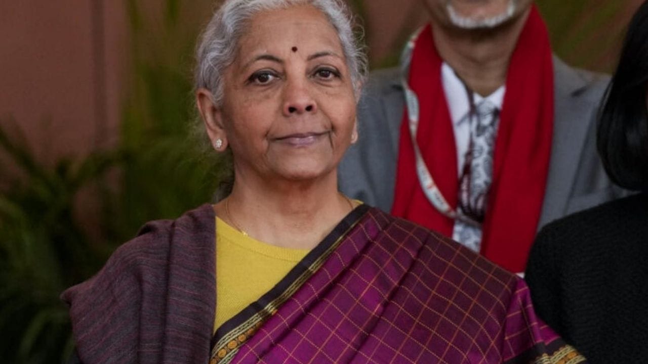 2026- 2027 ஆம் நிதியாண்டுக்கான பட்ஜெட்டை நிர்மலா சீதாராமன் இன்று தாக்கல் செய்தார். இதில், சட்டப்பேரவை தேர்தல் நெருங்கும் நிலையில், தமிழகத்திற்கு பல்வேறு அறிவிப்புகள் வெளியாகும் என எதிர்பார்க்கப்பட்டது. அந்தவகையில், தமிழகத்திற்கு சில திட்டங்களை அவர் அறிவித்துள்ளார். அவை என்னென்ன என்பதை பார்க்கலாம்.