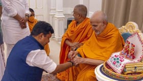 பாஜக தேசிய தலைவருக்கு ஆசி வழங்கிய மகந்த் சுவாமி மகாராஜ் – வைரலாகும் படங்கள்...