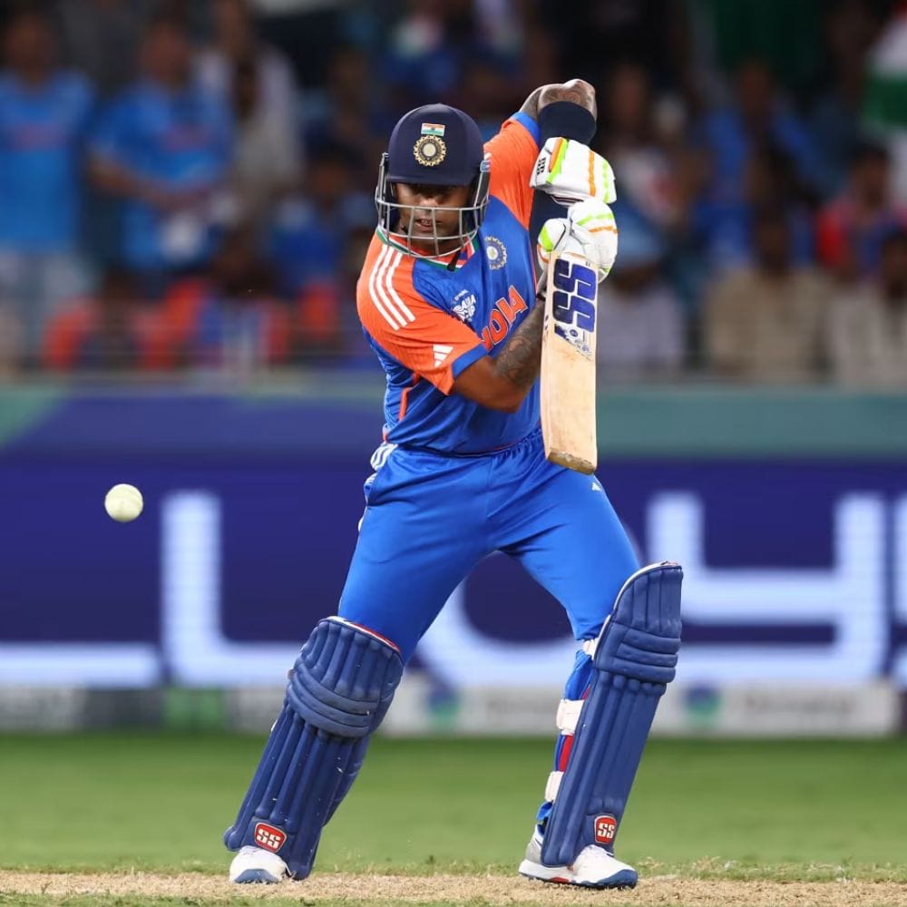 2026 டி20 உலகக் கோப்பையில் இந்தியாவில் அபிஷேக் சர்மா உள்ளிட்ட பல இந்திய வீரர்கள் பெரிய தாக்கத்தை ஏற்படுத்துவார்கள் என்று ரசிகர்கள் ஆவலுடன் காத்திருக்கின்றனர். அதேநேரத்தில், இந்திய அணியில் அதிக வயதுடைய வீரராக கேப்டன் சூர்யகுமார் யாதவ் உள்ளார். அவருக்கு தற்போது 35 வயதாகிறது. இந்தநிலையில், 2026 டி20 உலகக் கோப்பையில் அதிக வயதுடைய அனுபவ வீரர்களின் பட்டியல் இங்கே..