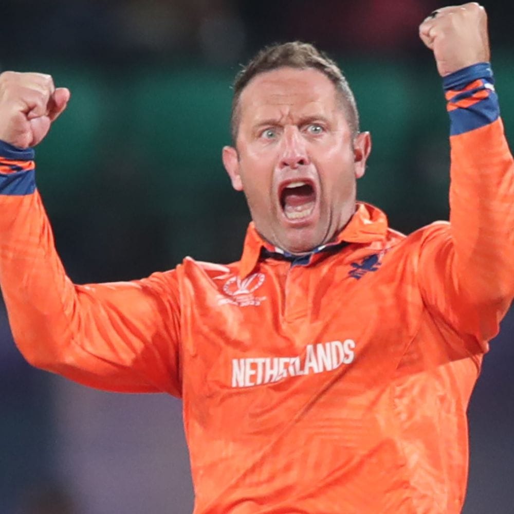 தென்னாப்பிரிக்காவில் கிரிக்கெட் வாழ்க்கை தொடங்கி, தற்போது நெதர்லாந்து அணிக்காக விளையாடி வரும் ரோலோஃப் வான் டெர் மெர்வேவுக்கு 2025ம் ஆண்டு டிசம்பர் 31 அன்று அவருக்கு 41 வயது நிறைவடைந்தது. இதுவரை 66 டி20 போட்டிகளில் விளையாடி 561 ரன்களை எடுத்துள்ளார்.