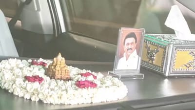ஓபிஎஸ் காரில் ஜெயலலிதாவின் படத்திற்கு பதிலாக மு.க.ஸ்டாலின் படம்