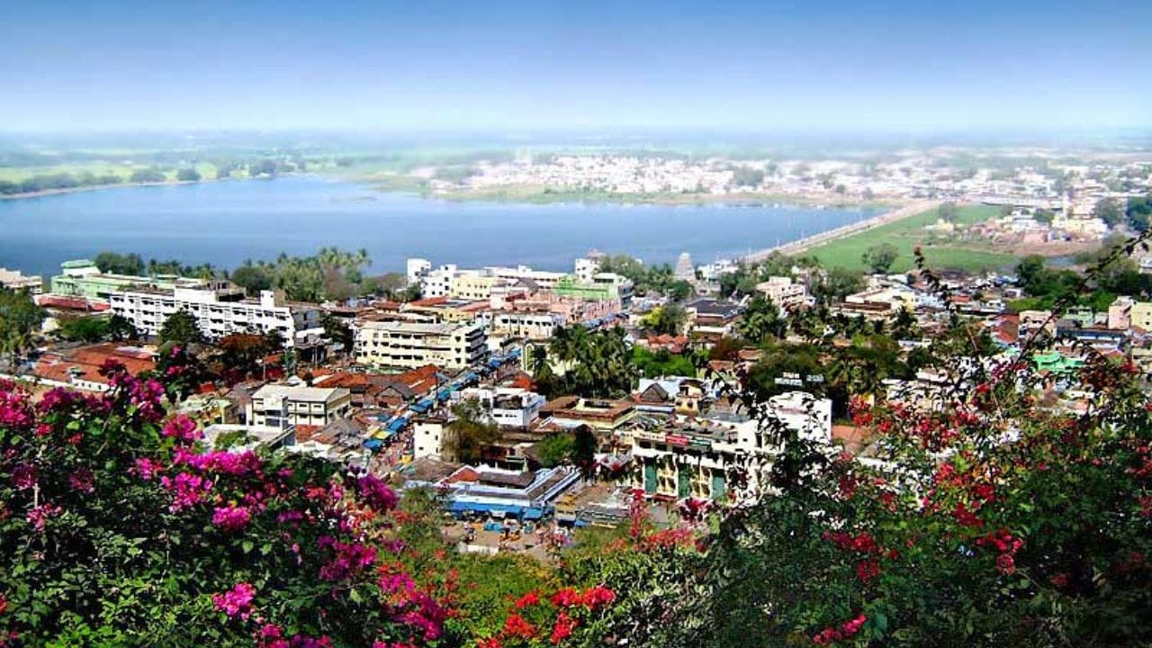 மேலும், இந்த அருவியில் வானில் இருந்து கொட்டும் நீரில் நனைந்து குதூகலமாக குளித்து கும்மாளம் இடலாம். திண்டுக்கல் சுற்றுவட்டார பகுதிகளை சேர்ந்த சுற்றுலா பயணிகள் மற்றும் பொதுமக்கள் ஒரு நாள் சுற்றுலா செல்ல வேண்டும் என்றால் பழனி மலைக்கு செல்லலாம். குறைந்த செலவில் குறைந்த மணி நேரத்தில் சுற்றுலா செல்வதற்கு ஏற்ற இடமாக பழனி மலை விளங்கி வருகிறது. இந்த மலைப்பகுதி வழியாக சுமார் 65 கிலோ மீட்டர் பயணம் மேற்கொண்டால் கொடைக்கானல் சுற்றுலா தலத்துக்கு சென்றடையலாம்.