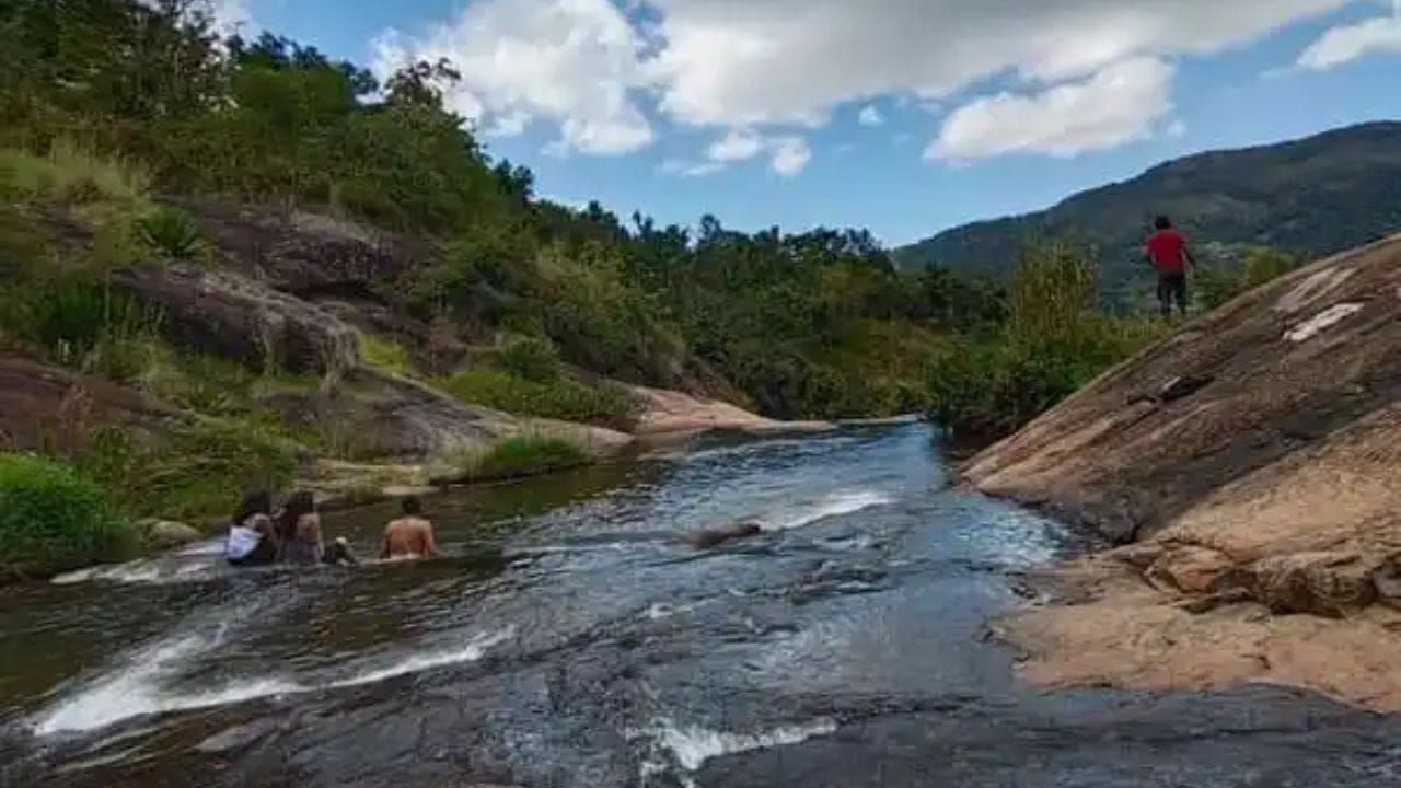 அங்கு, சின்னதாக குளியல் போட்டுவிட்டு வேலை சென்றால் போகும் வழியில் பலா மரங்கள், மிளகு தோட்டம், ஆரஞ்சு பழ மரங்கள், காப்பி தோட்டங்கள் உள்ளிட்டவை அமைந்துள்ளன. இவற்றை மனம் குளிர சுற்றி பார்க்கலாம். திண்டுக்கல்லில் இருந்து சுமார் 45 கிலோ மீட்டர் தொலைவில் அமைந்துள்ள இந்த பன்றிமலைக்கு சுமார் ஒரு மணி நேரத்தில் சென்றடையலாம். இதற்கு திண்டுக்கலில் இருந்து ஆடலூர் வழியாக செல்லலாம். மலைப்பகுதி என்பதால் பயண நேரத்தில் சிறிது நேரம் கூடுதலாக எடுக்கலாம்.