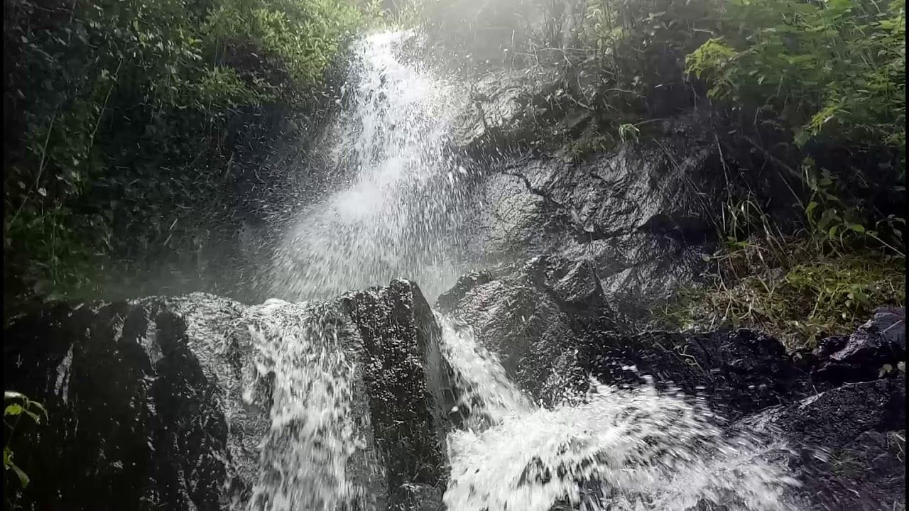 ஏனென்றால், தனியாகவும், குழுவாகவும் பைக் பயணம் மேற்கொள்வதற்கு சிறந்த இடம் இதுவாகும். இந்த பன்றி மலைக்கு செல்லும் பாதையில் கொம்பை ஆணை என்ற பகுதி உள்ளது. அங்கு மழை காலங்களில் அதிக அளவு நீர் நிறைந்து காணப்படும். இதற்கு அடுத்தபடியாக பழவேலி நீர்வீழ்ச்சி என்று அழைக்கப்படும் குட்டி நீர்வீழ்ச்சி அமைந்துள்ளது.