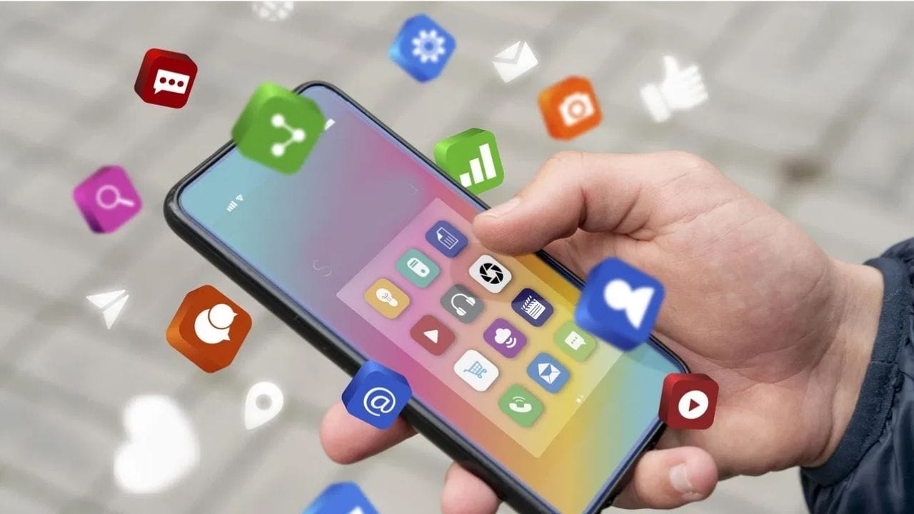 உங்கள் ஸ்மார்ட்போன் இணையத்துடன் இணைக்கப்பட்டிருந்தால், ஆண்ட்ராய்டு போனில் Find My Device அல்லது ஐபோனில் Find My iPhone-ஐப் பயன்படுத்தவும். இது உங்கள் ஸ்மார்ட்போனை லாக் செய்யவும், அதன் இருப்பிடத்தைக் கண்காணிக்கவும், தேவைப்பட்டால் அனைத்து டேட்டாக்களையும் அழிக்கவும் உங்களை அனுமதிக்கிறது.