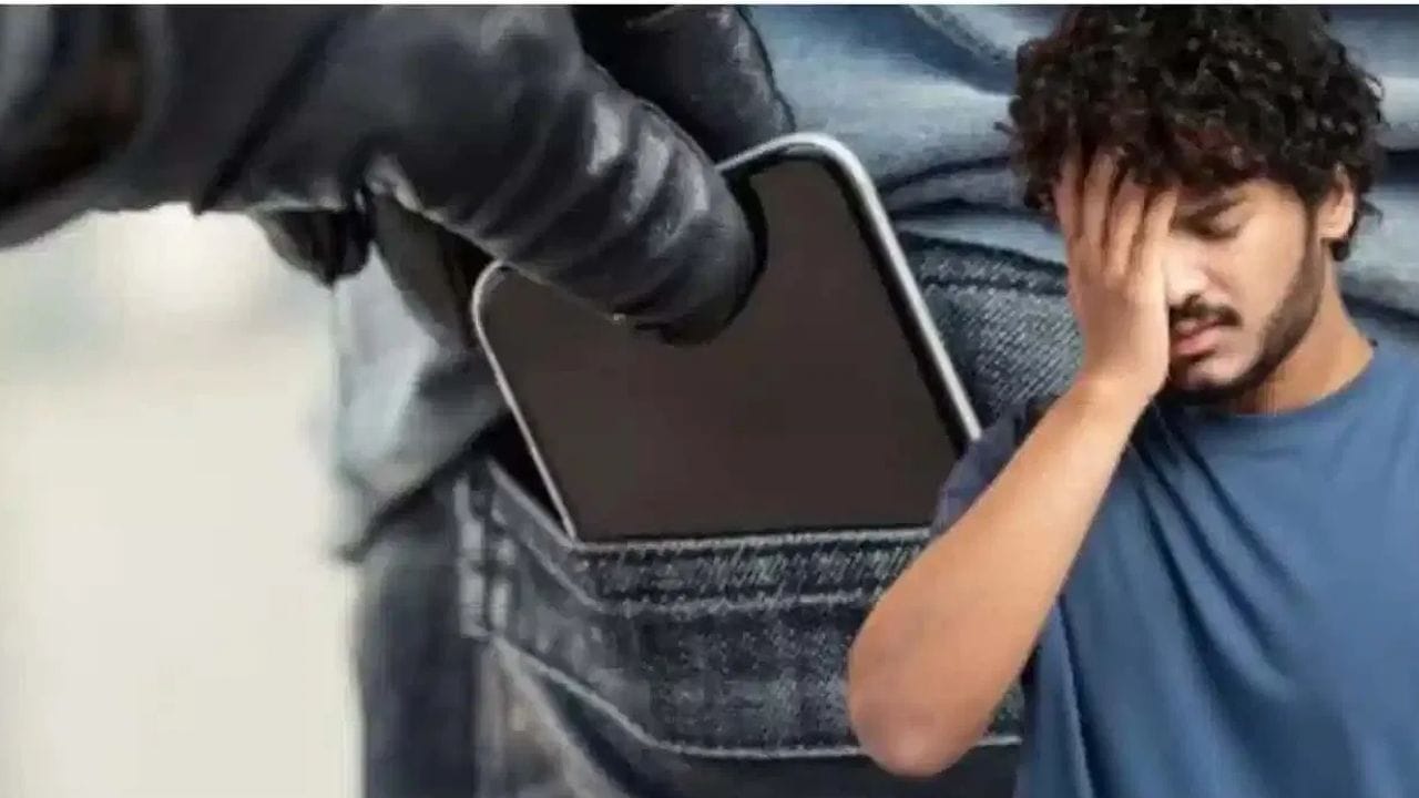 உங்கள் தொலைபேசி தொலைந்த பிறகு முதலில் உங்கள் மொபைல் மொபைல் நெட்வொர்க்கின் கஸ்டமர் கேரை அழைத்து உங்கள் சிம் கார்டை பிளாக் செய்ய வேண்டும். இது ஓடிபி, போன் கால், எஸ்எம்எஸ் உங்கள் போனுக்கு வராமல் தடுக்க முடியும்.  மோசடி செய்பவர்கள் உங்கள் எண்ணைப் பயன்படுத்தி எந்த பேங்க், யுபிஐ சேவைகள் ஆகியவற்றை அணுகுவதை இது தடுக்கும். 