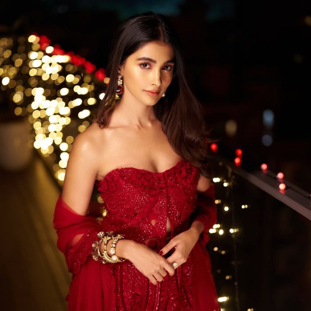 தமிழ், தெலுங்கு மற்றும் இந்தி போன்ற மொழிகளில் தொடர்ந்து திரைப்படங்களில் நடித்துவருபவர் பூஜா ஹெக்டே. இவர் கடந்த 2010ம் ஆண்டில் மிஸ் யுனிவர்ஸ் இந்தியா என்ற அழகி போட்டியில் பங்குபெற்றிருந்தார். இருந்தாலும் இந்த போட்டியில் அவர் வெற்றிபெறவில்லை. இதை தொடர்ந்துதான் சினிமா பக்கம் திரும்பினார். இது அவரின் வாழ்க்கையையே மாற்றியது.
