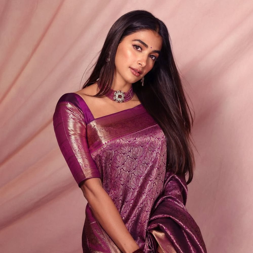 மேலும் இவர் தளபதி விஜய்யின் கடைசி திரைப்படமான ஜன நாயகன் திரைப்படத்திலும் கதாநாயகியாக நடித்துள்ளார். இப்படத்தில் கயல் என்ற வேடத்தில் பூஜா ஹெக்டே நடித்திருக்கும் நிலையில், சென்சார் பிரச்சனையின் காரணமாக படம் இன்னும் வெளியாகவில்லை. இதை தொடர்ந்து நேர்காணல் ஒன்றில் பேசியிருந்த பூஜா ஹெக்டே, பிரபல நடிகருக்கு இருக்கும் ரசிகர்கள் கூட்டம் குறித்து தெரிவித்துள்ளார்.