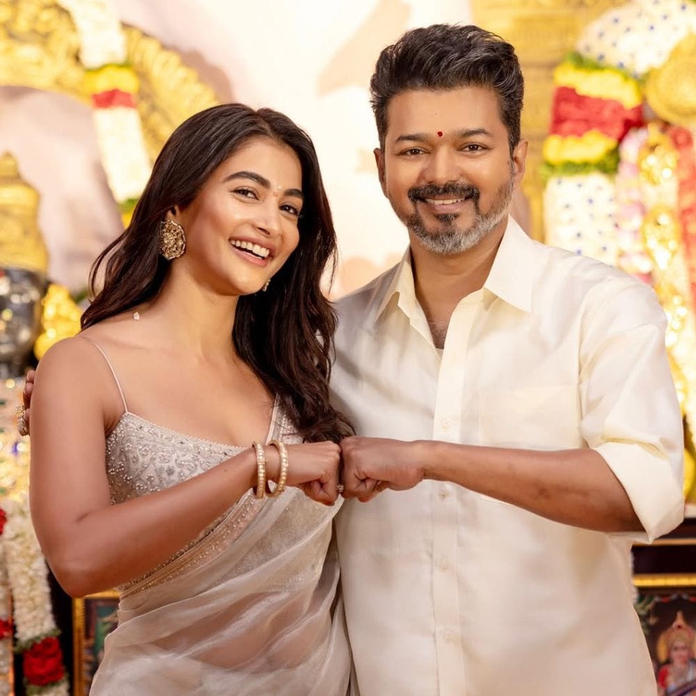 அந்த நேர்காணலில் பேசிய பூஜா ஹெக்டே, விஜய் சாருக்கு எவ்வளவு ரசிகர்கள் கூட்டம். அதுபோன்று வேறு எந்த நடிகர்களுக்கு இவ்வளவு ரசிகர்கள் கூட்டம் இருக்கிறதா?, என நான் பார்த்ததில்லை. விஜய் சார் ரசிகர்களின் நாயகன் என அதில் அவர் தெரிவித்திருந்தார். இது தொடர்பான தகவல் ரசிகர்கள் மத்தியில் பரவிவருகிறது.