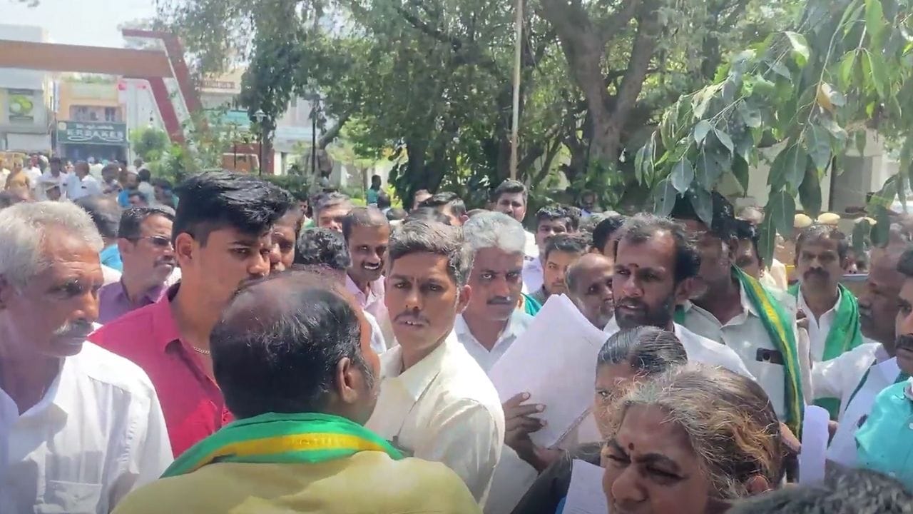 பிராய்லர் கோழி வளர்ப்பு விலையை நிர்ணயிக்க வேண்டும் - கோழிப் பண்ணையாளர்கள் போராட்டம் பிராய்லர் கோழி வளர்ப்பு விலையை நிர்ணயிக்க வேண்டும் - கோழிப் பண்ணையாளர்கள் போராட்டம்