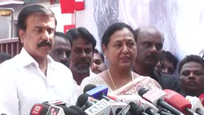 நல்லகண்ணு உடலுக்கு அஞ்சலி செலுத்திய பிரேமலதா விஜயகாந்த்!