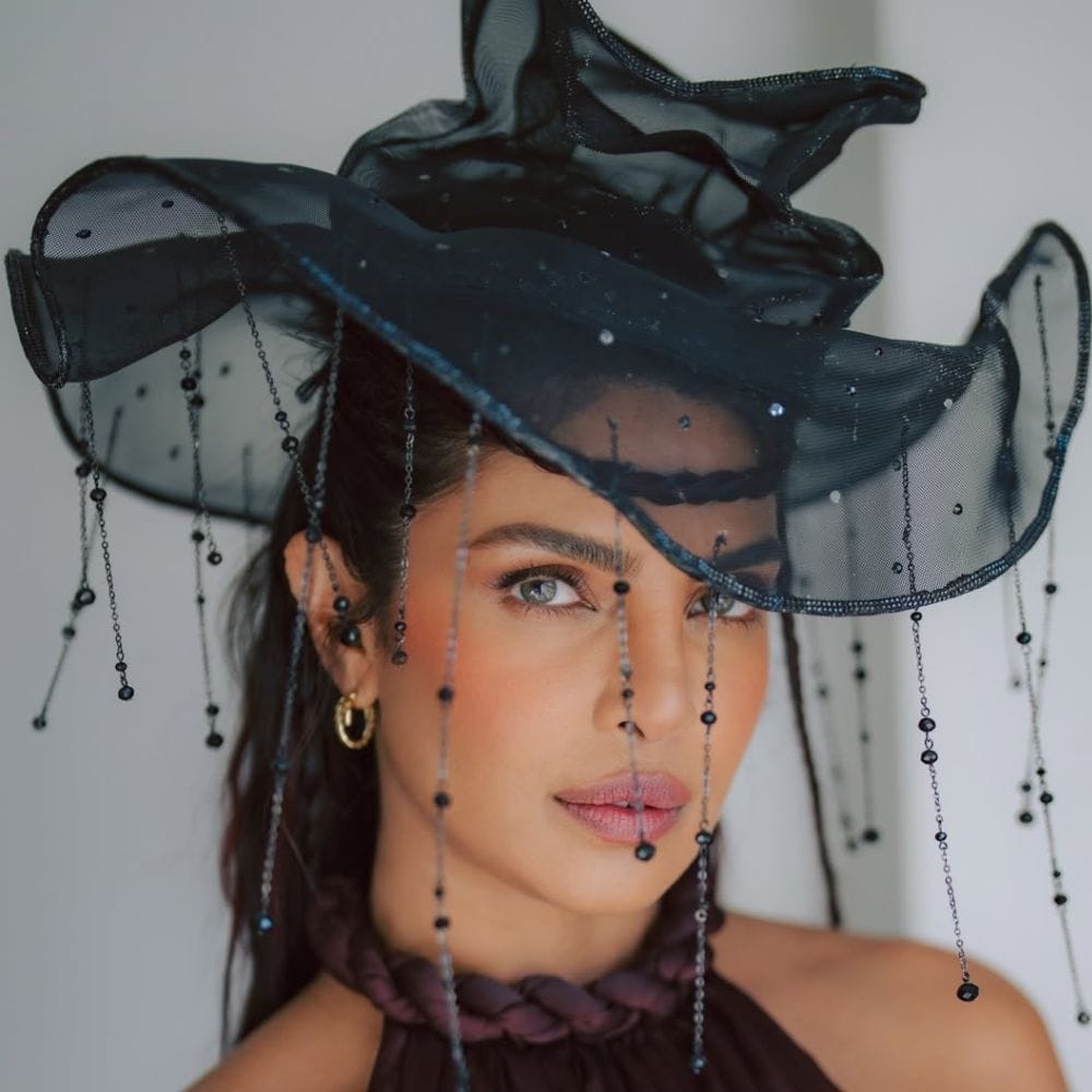 இந்திய ஹாலிவுட் கதாநாயகியாக படங்களில் ஆக்ஷன் வேடத்தில் நடித்துவருபவர் நடிகை பிரியங்கா சோப்ரா. இவர் இந்தியாவில் அதிகம் சம்பளம் வாங்கும் கதாநாயகியாக இருக்கிறார். இவர் பாலிவுட் சினிமாவில் தொடர்ந்து படங்களில் நடித்துவந்த நிலையில், தற்போது முழுமையாக ஹாலிவுட் திரைப்படங்களில் ஆக்ஷன் கதாநாயகியாக கலக்கிவருகிறார். இவர் தற்போது இந்திய சினிமாவிலும் படங்களில் நடிப்பதற்கு ஆர்வம் காட்டிவருகிறார்.