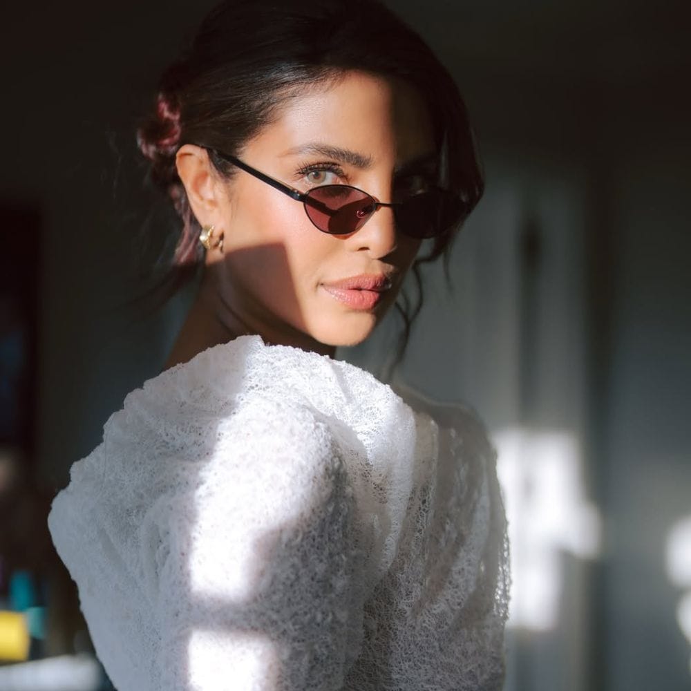 நடிகை பிரியங்கா சோப்ரா கடந்த 2000ம் ஆண்டில் நடந்த மிஸ் வேர்ல்ட் டைட்டிலை வென்று மக்கள் மத்தியில் பிரபலமானார். அந்த வகையில் இவர் சினிமாவில் கதாநாயகியாக அறிமுகமான முதல் திரைப்படம் தமிழன். கடந்த 2002ம் ஆண்டில் வெளியான தமிழ் படத்தின் மூலம் கதாநாயகியாக அறிமுகமானார். இப்படத்தில் தளபதி விஜய்க்கு ஜோடியாக நடித்து பிரபலமானார்.