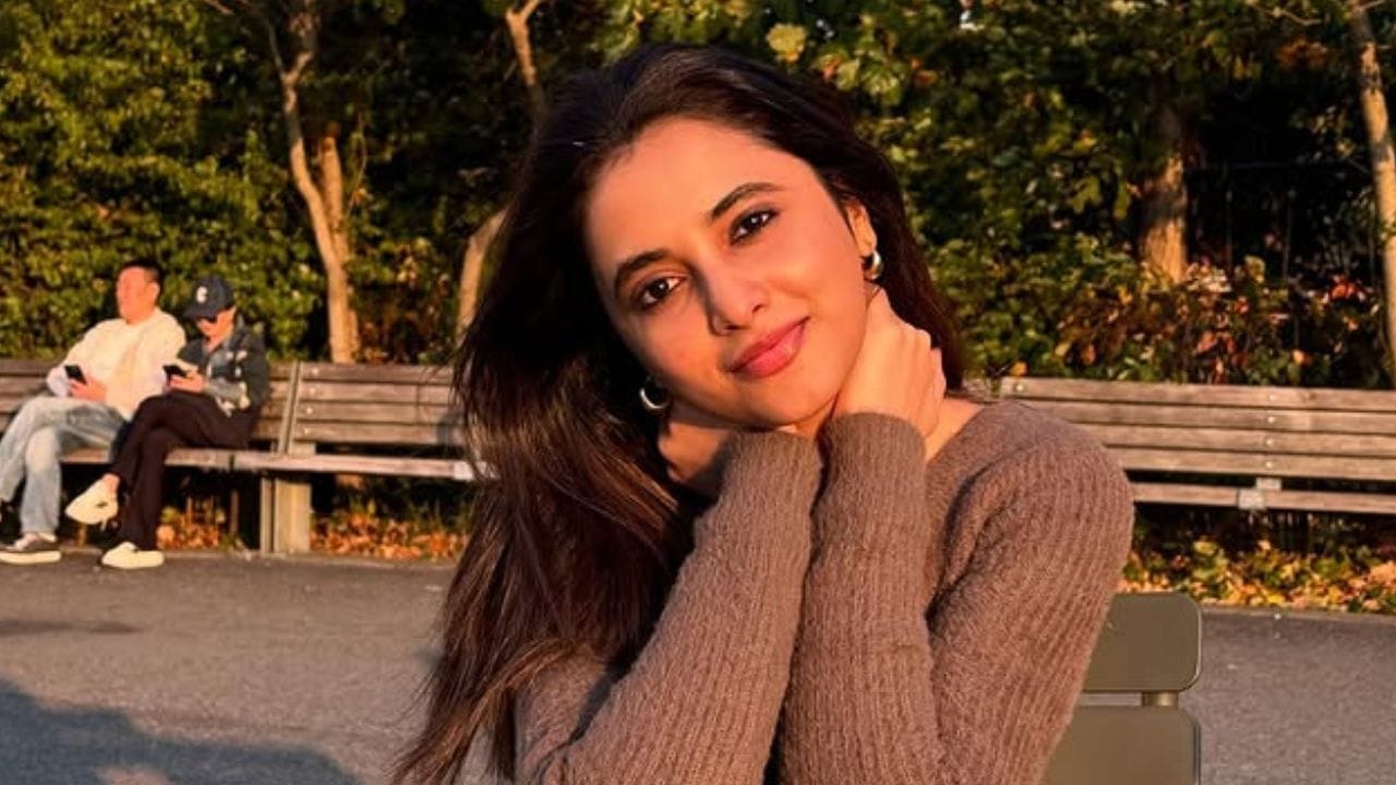 இவர் தொடர்ந்து தமிழ் படங்களில் நடித்து ரசிகர்கள் மத்தியில் பிரபலமான இவர், சூர்யா முதல் தனுஷ் போன்ற பல்வேறு நடிகர்களுடன் இணைந்து நடித்துள்ளார். மேலும் இவர் சமீபகாலமாக மக்கள் மத்தியில் விமர்சனங்கள் பெற்றுவருகிறார். ரசிகர் ஒருவரை இவர் திட்டுவதுபோன்ற வீடியோ வெளியாகி இவருக்கு சர்ச்சையை ஏற்படுத்தியிருந்தது. மேலு இவருக்கு தொடர்ந்து பல படங்கள் தோல்வியில் முடிந்தது.