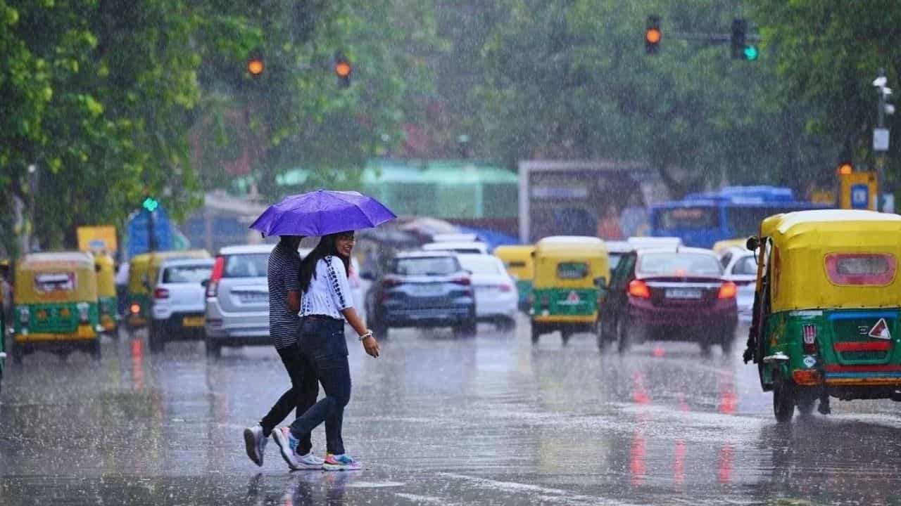 வங்கக்கடலில் நிலவும் காற்றழுத்த தாழ்வு பகுதி.. 10 மாவட்டங்களுக்கு கனமழை எச்சரிக்கை.. வங்கக்கடலில் நிலவும் காற்றழுத்த தாழ்வு பகுதி.. 10 மாவட்டங்களுக்கு கனமழை எச்சரிக்கை..