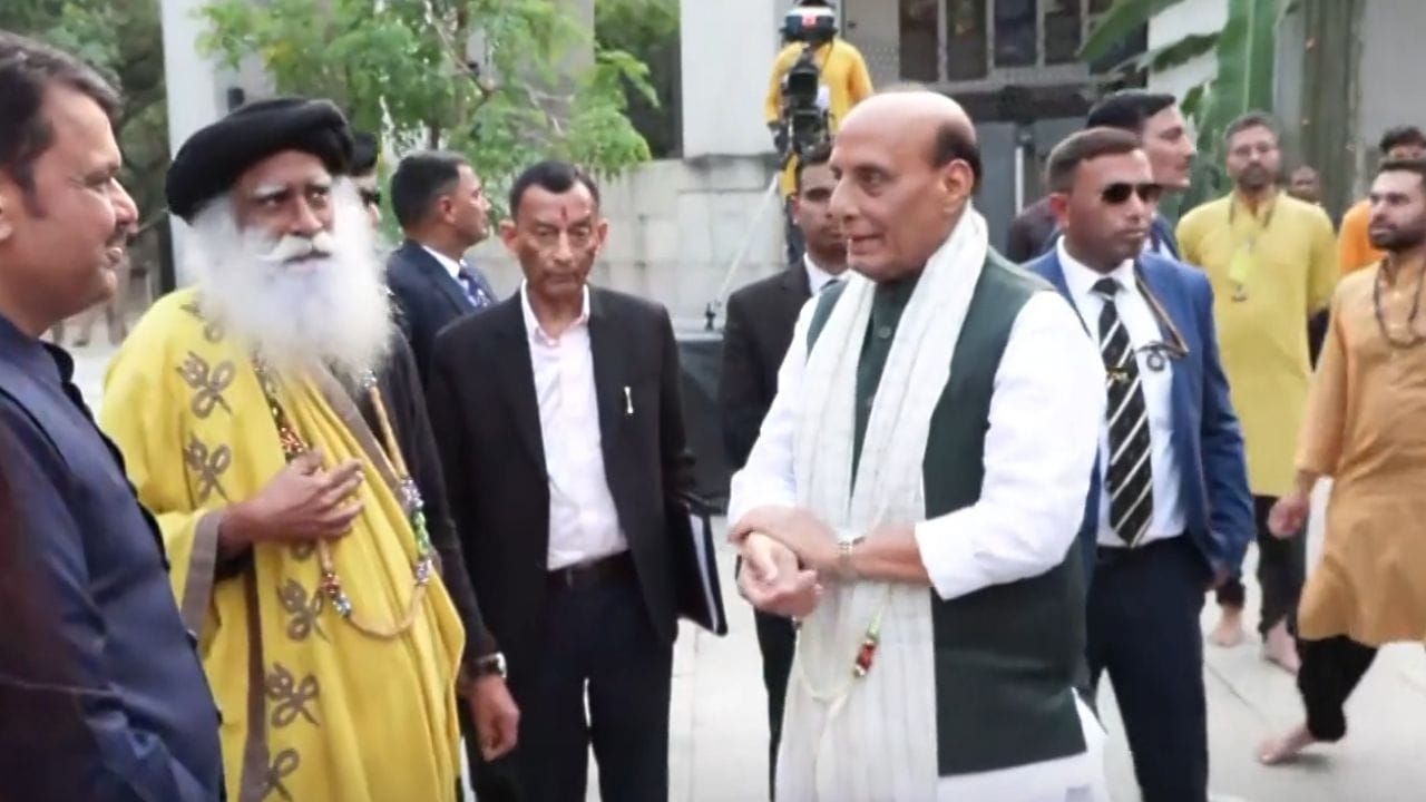 கோவை ஈஷாவில் மகாசிவராத்திரி விழா : மத்திய அமைச்சர் ராஜ்நாத் சிங் வருகை கோவை ஈஷாவில் மகாசிவராத்திரி விழா : மத்திய அமைச்சர் ராஜ்நாத் சிங் வருகை