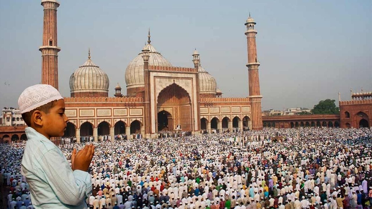 ரமலான் என்பது இஸ்லாமிய மாதங்களில் மிகச் சிறந்த மாதமாகக் கருதப்படுகிறது. இந்த மாதத்தில்தான் மனிதகுலத்திற்கு வழிகாட்டியான திருக்குர்ஆன் முதன்முதலில் அருளப்பட்டது. ரமலான் மாதம் இறைவனை நெருங்குவதற்கும், சுய ஒழுக்கத்தைக் கற்றுக்கொள்வதற்கும் வழங்கப்பட்ட ஒரு அருட்கொடையாகும். நோன்பின் நோக்கம் முழுமையடைய வேண்டுமானால், உணவைத் தவிர்ப்பதுடன் சேர்த்து கீழ்க்கண்ட செயல்பாடுகளையும் தவிர்க்க வேண்டும்.