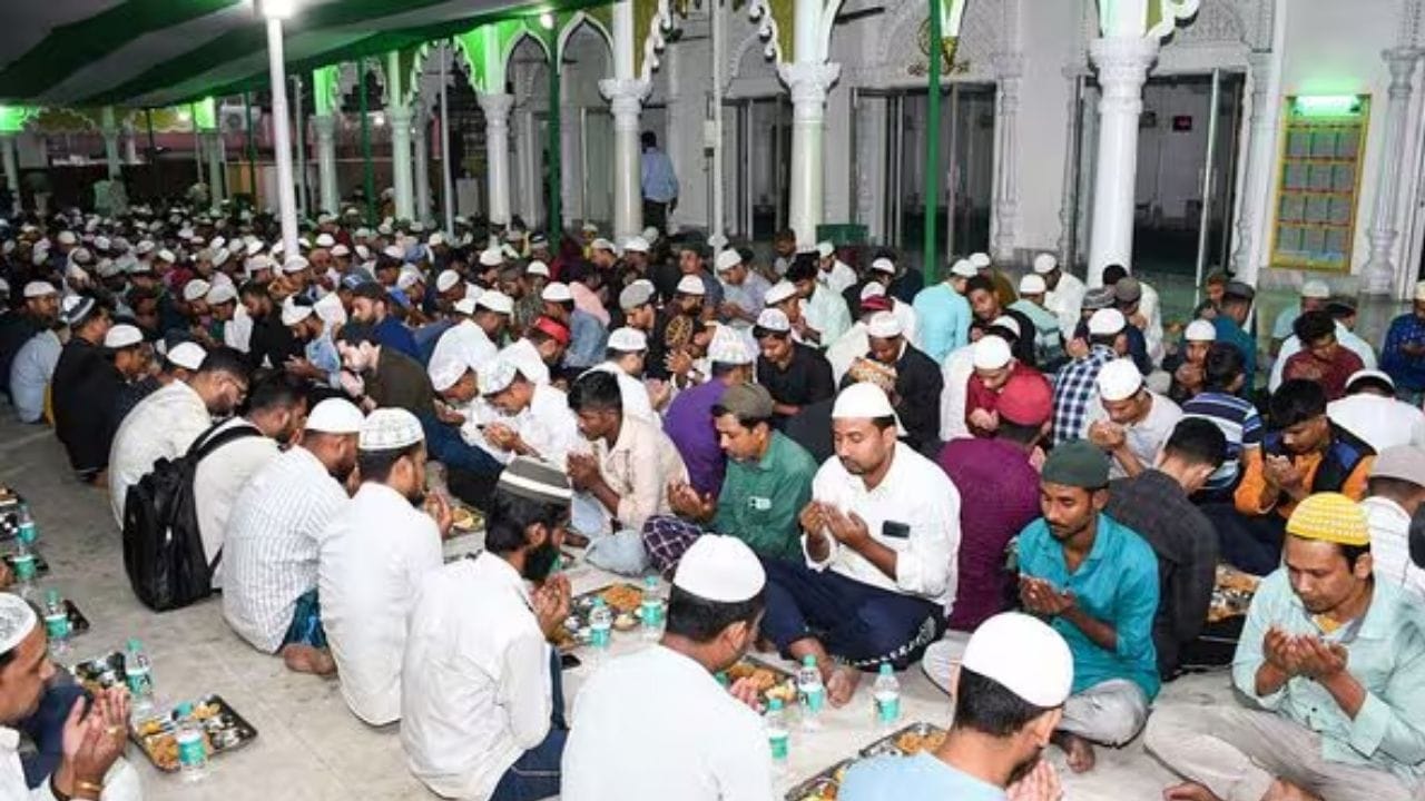 பசியின் காரணமாகச் சில நேரங்களில் எரிச்சல் அல்லது கோபம் வரலாம். ஆனால், நோன்பு நேரத்தில் கோபப்படுவது நோன்பின் ஆன்மீகத் தன்மையைக் குறைக்கும். யாராவது உங்களிடம் சண்டைக்கு வந்தால் அல்லது உங்களைச் சீண்டினால், "நான் நோன்பாளி" என்று அமைதியாகக் கூறி அந்த இடத்தை விட்டு நகர்ந்து விடுவதே சிறந்தது. நோன்பு நேரத்தில் பசி தெரியாமல் இருப்பதற்காகப் பகல் முழுவதையும் தூக்கத்தில் கழிப்பது தவறான பழக்கமாகும். நோன்பு என்பது அன்றாடக் கடமைகளைச் செய்துகொண்டே இறைவனை நினைப்பதாகும்.