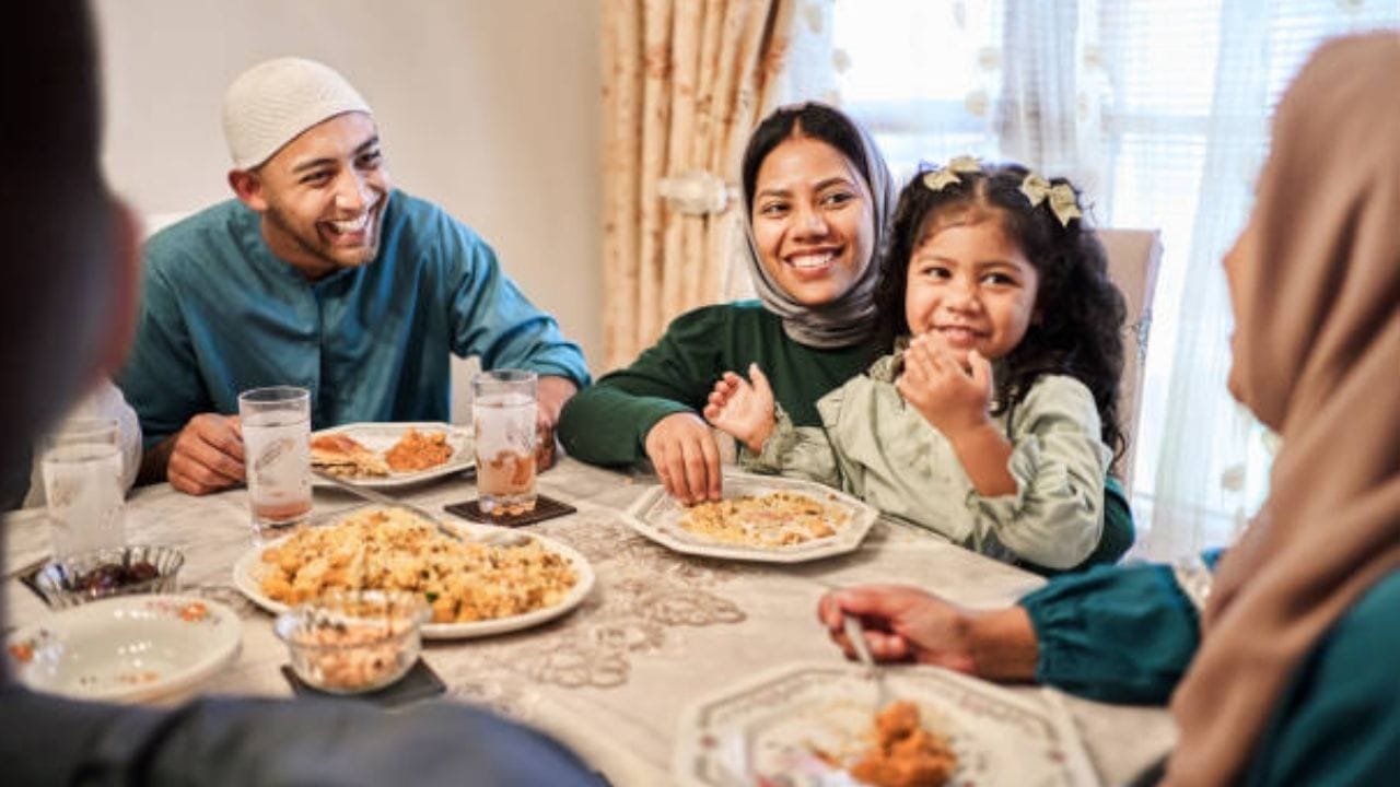 வேலையில் சோம்பேறித்தனம் காட்டுவதோ அல்லது கடமையான தொழுகைகளைத் (தொழுகை) தவறவிடுவதோ நோன்பின் நோக்கத்தைச் சிதைத்துவிடும். சிலர் அதிகாலையில் எழுந்து உணவு உண்பதைத் தவிர்த்துவிட்டு நோன்பு நோற்பார்கள். இது உடலுக்குக் கூடுதல் சோர்வைத் தரும். சஹர் உணவில் 'பரக்கத்' (அருள்) இருப்பதாகக் கூறப்படுகிறது. எனவே, சிறிய அளவிலாவது உணவு அல்லது நீர் அருந்திவிட்டு நோன்பைத் தொடங்குவது சுன்னத்தாகும்.