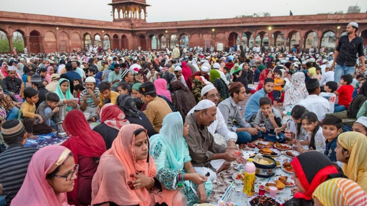 நாள் முழுவதும் பசியாக இருந்த காரணத்தால், இப்தார் (நோன்பு திறக்கும் நேரம்) வேளையில் அளவுக்கு அதிகமாக உணவைத் தயாரிப்பதும், பின்னர் அதை வீணாக்குவதும் ரமலானின் மாண்புக்கு எதிரானது. மிதமான உணவை உட்கொள்வதே உடலுக்கும் ஆன்மாவிற்கும் நல்லது. கண்கள் எதைப் பார்க்கின்றன என்பதில் மிகுந்த கவனம் தேவை. ஆபாசமான காட்சிகள், தேவையற்ற படங்கள் அல்லது பிறரைத் தவறான எண்ணத்துடன் பார்ப்பது நோன்பின் புனிதத்தைக் கெடுக்கும்.