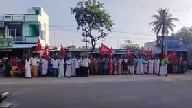 ராமேஸ்வரத்தில் சாலையோர கடைகள் அகற்றப்பட்டதைக் கண்டித்து போராட்டம்