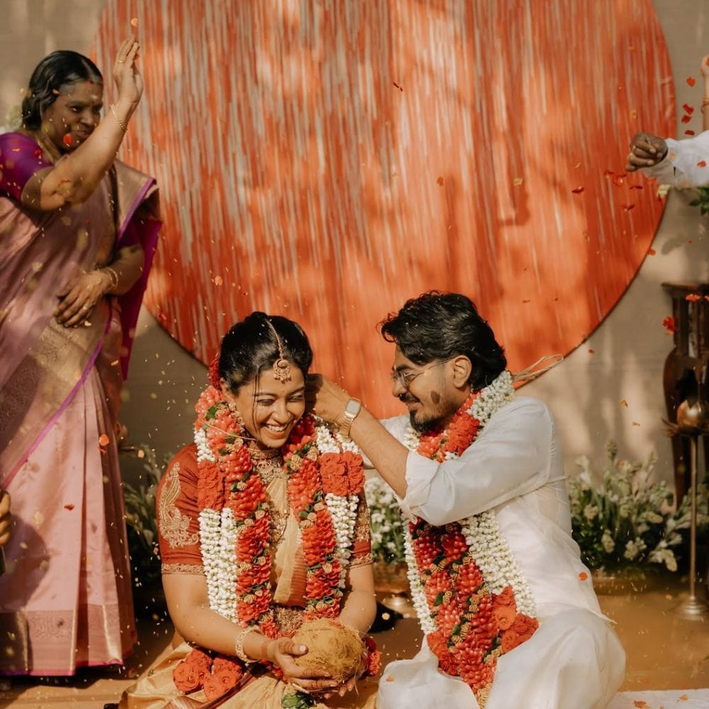 இந்நிலையில் நடிகை ரோஷ்ணி ஹரிப்ரியன் கடந்த 2026 பிப்ரவரி 15ம் தேதியில் எந்தவித முன்னறிவிப்பும் இல்லாமல் திருமணம் செய்திருந்தார். இவர் பின்னணி இசையமைப்பாளர் கே சுந்தரமூர்த்தி என்பவரை கரம்பிடித்துள்ளார். இவரின் திருமணம் குறித்த வீடியோக்கள் இணையத்தில் வைரலாகிவந்த நிலையில், தற்போது அவரே தனது இன்ஸ்டாகிராம் பக்கத்தில் புகைப்படங்களை பகிர்ந்துள்ளார்.