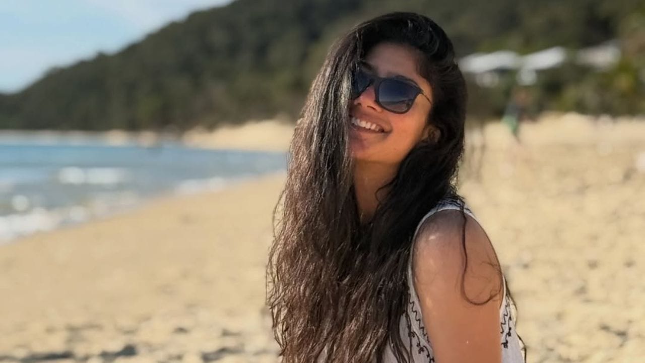 மலையாள சினிமாவின் மூலம் கதாநாயகியாக அறிமுகமானவர் சாய் பல்லவி. கடந்த 2015ம் ஆண்டில் இயக்குநர் அல்போன்ஸ் புத்ரன் இயக்கத்தில் வெளியான ப்ரேமம் படத்தின் மூலம் கதாநாயகியாக சினிமாவில் நுழைந்தார். இதில் நிவின் பாலிக்கு ஜோடியாக மலர் என்ற கதாபாத்திரத்தில் நடித்து அசத்தியிருந்தார். இதன் மூலமாகவே சினிமாவில் பிரபலமாக தொடங்கினர்.