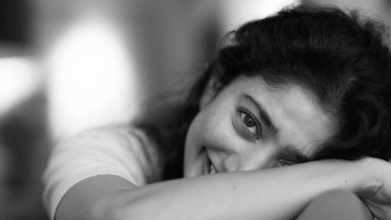 நடிகை சாய் பல்லவி தனது அழகிற்காக பெரிதும், அழகுசாதன பொருட்களை பயன்படுத்துவது இல்லையாம். அவர் தினமும் இரவு 9 மணிக்கு முன்னே உறங்கிவிடுவாராம். மேலும் அதிகாலை 3:30 மணிக்கு எழுந்துவிடுவாராம். எழுந்தது பிராத்தனை, மெடிடேஷன் மற்றும் உடற்பயிற்சி தவறாமல்செய்வதாகவும், மேலும் எப்போதும் இளநீர் குடித்து உடலை ஹைட்ரேட்டாக வைத்திருப்பாராம்.