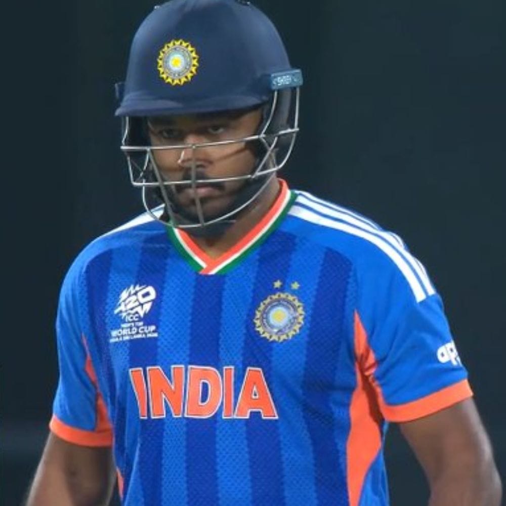 11 வருட நீண்ட காத்திருப்புக்குப் பிறகு, சஞ்சு சாம்சன் தனது முதல் டி20 உலகக் கோப்பை போட்டியில் விளையாடும் வாய்ப்பைப் பெற்றார். இருப்பினும், இந்த வாய்ப்பைப் பயன்படுத்திக் கொள்ளத் தவறி, வெறும் 8 பந்துகளில் ஆட்டமிழந்தார்.