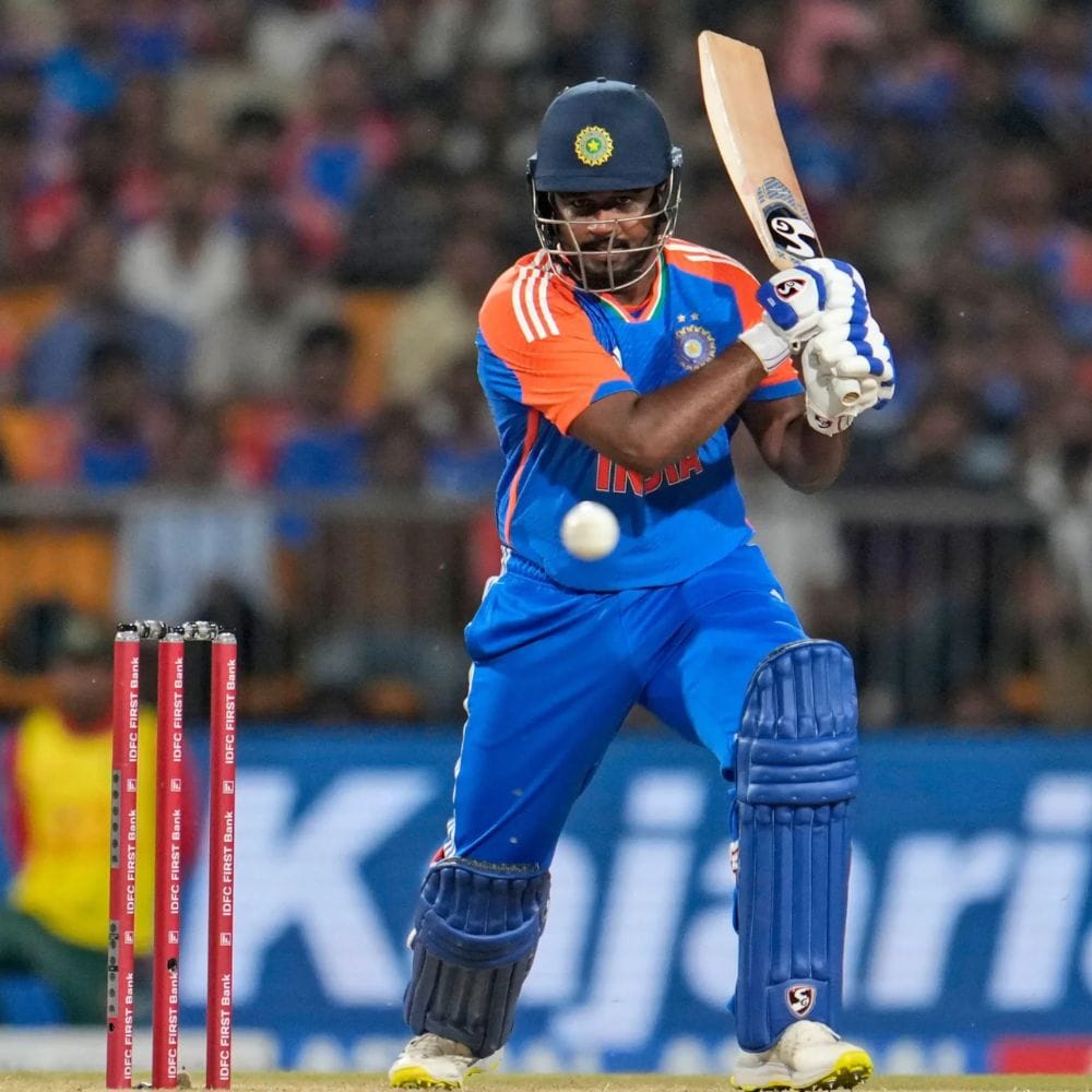 சஞ்சு தனது அறிமுகப் போட்டியில் நல்ல தொடக்கத்தை பெற்ற போதிலும், 8 பந்துகளில் 1 பவுண்டரி மற்றும் 3 சிக்ஸர்களுடன் 22 ரன்கள் எடுத்து பெவிலியன் திரும்பினார். சஞ்சு கடந்த 2024 டி20 உலகக் கோப்பையில் இந்திய அணியிலும் இருந்தார். ஆனால் அந்த சீசனில் எந்தப் போட்டியிலும் அவர் பிளேயிங் லெவனில் இடம் பெறவில்லை.