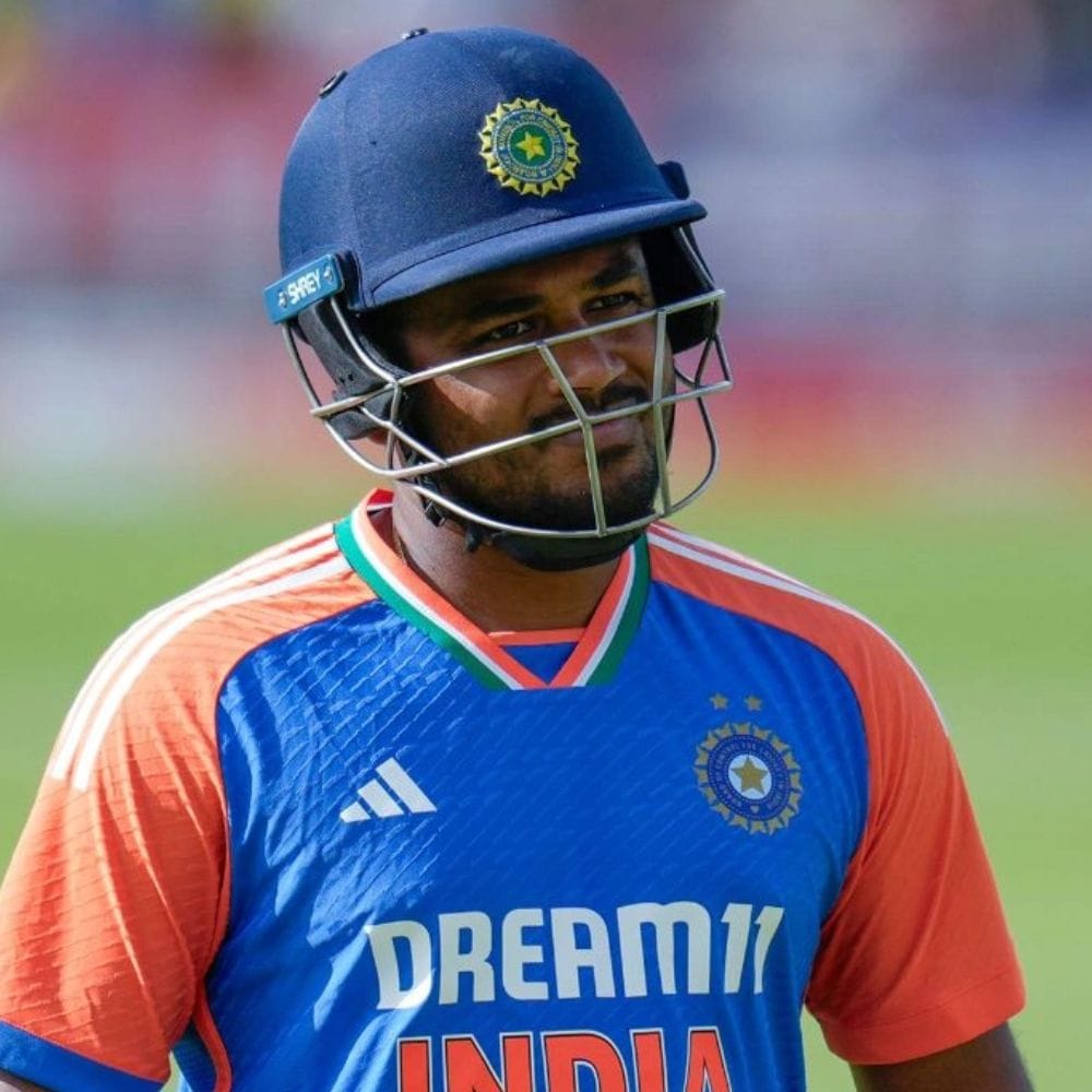 நமீபியாவுக்கு எதிரான போட்டியில் அபிஷேக் சர்மாவுக்கு பதிலாக சஞ்சு சாம்சன் விளையாடும் லெவன் அணியில் சேர்க்கப்பட்டார். வயிற்றுப் பிரச்சினை காரணமாக அபிஷேக் விளையாடும் லெவன் அணியில் விளையாடவில்லை.