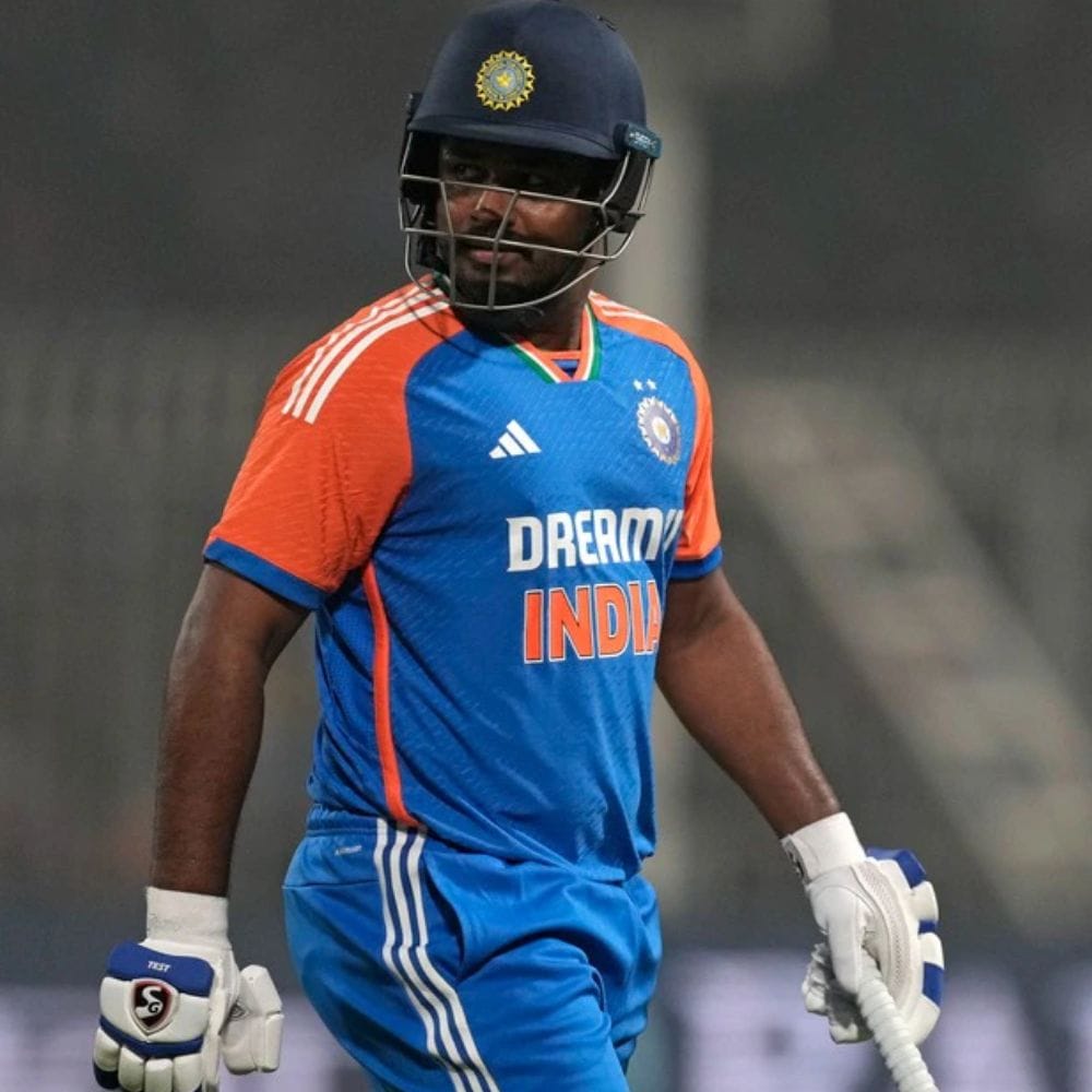 சஞ்சு சாம்சன் 2015ம் ஆண்டு சர்வதேச அளவில் அறிமுகமானார். அறிமுகமான பிறகு டி20 உலகக் கோப்பைக்கான விளையாடும் 11 பேரில் அவர் சேர்க்கப்பட்டது இதுவே முதல் முறை. 11 வருட நீண்ட காத்திருப்புக்குப் பிறகு, சஞ்சு 11 பந்துகள் கூட விளையாடவில்லை.