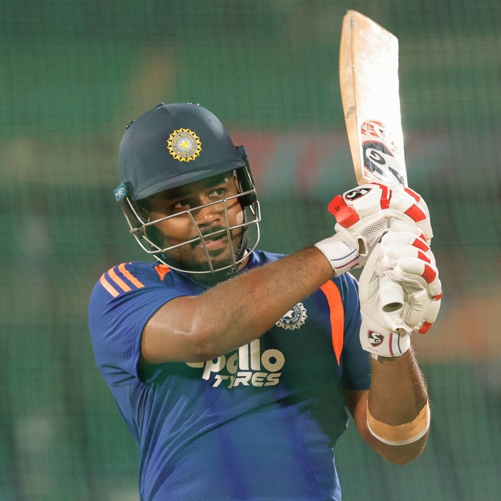 சஞ்சு சாம்சன் தனது டி20 உலகக் கோப்பை அறிமுகத்திலேயே மோசமாக தொடக்கத்தை பெற்று ஏமாற்றம் அளித்தார். சஞ்சு சாம்சன் டி20 உலகக் கோப்பையில் தனது அறிமுகத்திற்காக 11 ஆண்டுகள் காத்திருந்தார், ஆனால் 11 பந்துகள் கூட விளையாட முடியவில்லை கேட்ச் கொடுத்து அவுட்டானார்.