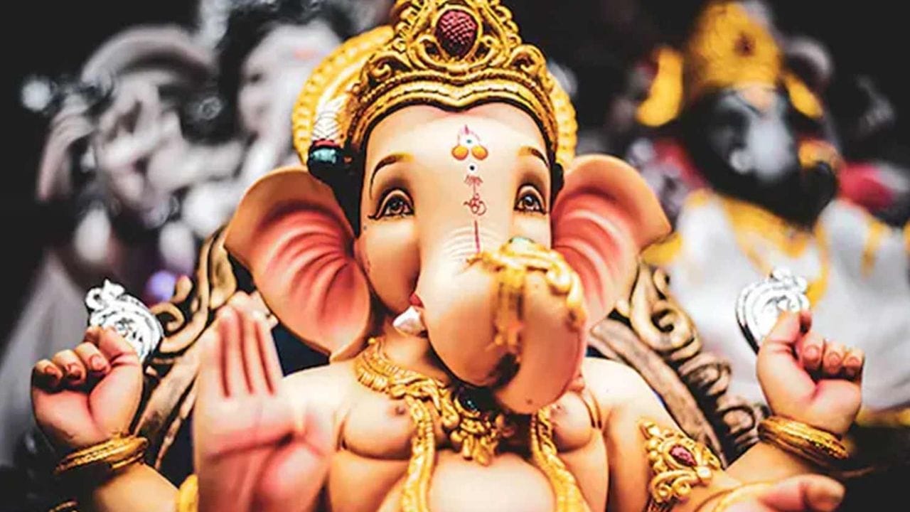 இன்று பிப்ரவரி 5, வியாழக்கிழமை, சங்கடஹர சதுர்த்தி என்ற மிக முக்கியமான விநாயகர் விரதம் வருகிறது. ஒவ்வொரு மாதமும் தேய்பிறை சதுர்த்தி திதியில் வரும் இந்த சங்கடஹர சதுர்த்தி, வாழ்க்கையில் உள்ள அனைத்து சங்கடங்களையும் வேரோடு அகற்றும் வல்லமை கொண்டதாக சொல்லப்படுகிறது.