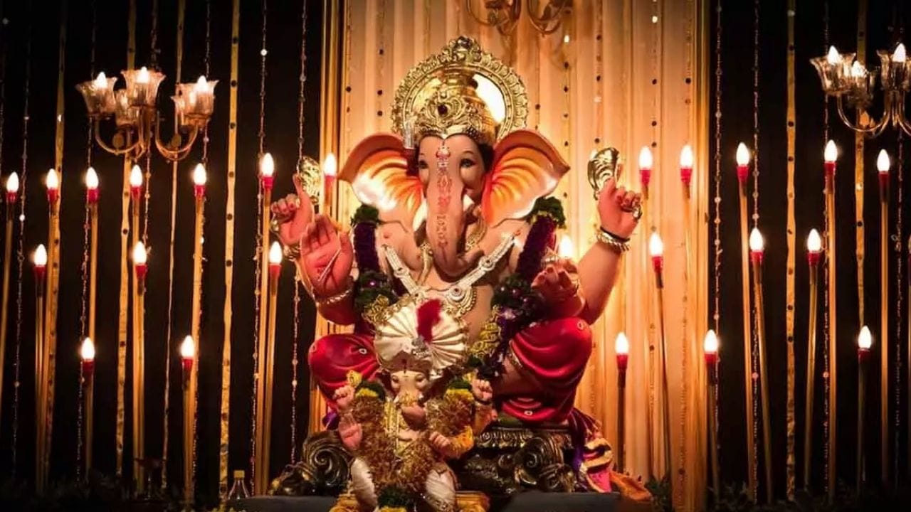 இந்த மாத சங்கடஹர சதுர்த்தி, குரு பகவானுக்கு உகந்த வியாழக்கிழமையில் வந்திருப்பது மிகவும் விசேஷமானதாக கருதப்படுகிறது. ஒருவரின் வாழ்க்கையில் குரு பார்வை கிடைத்துவிட்டால், பரம ஏழையும் கூட உயர்ந்த நிலையை அடைய முடியும் என்பது சாஸ்திரங்களில் சொல்லப்பட்டுள்ள உண்மை.