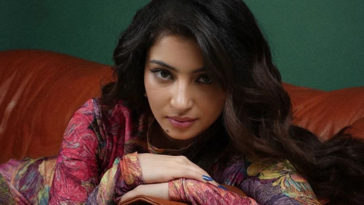 தமிழ் சினிமாவில் குழந்தை நட்சத்திரமாக அறிமுகமாகி மக்களிடையே பிரபலமான ஒருவராக இருந்து வந்தவர் சாரா அர்ஜுன். இவர் பாலிவுட் சினிமாவில் ரன்வீர் சிங்கிற்கு ஜோடியாக நடித்து துரந்தர் என்ற படத்தின் மூலம் கதாநாயகியாக அறிமுகமாகியுள்ளார். இப்படமானது கடந்த 2025 டிசம்பர் 5ம் தேதியில் வெளியாகியிருந்தது.