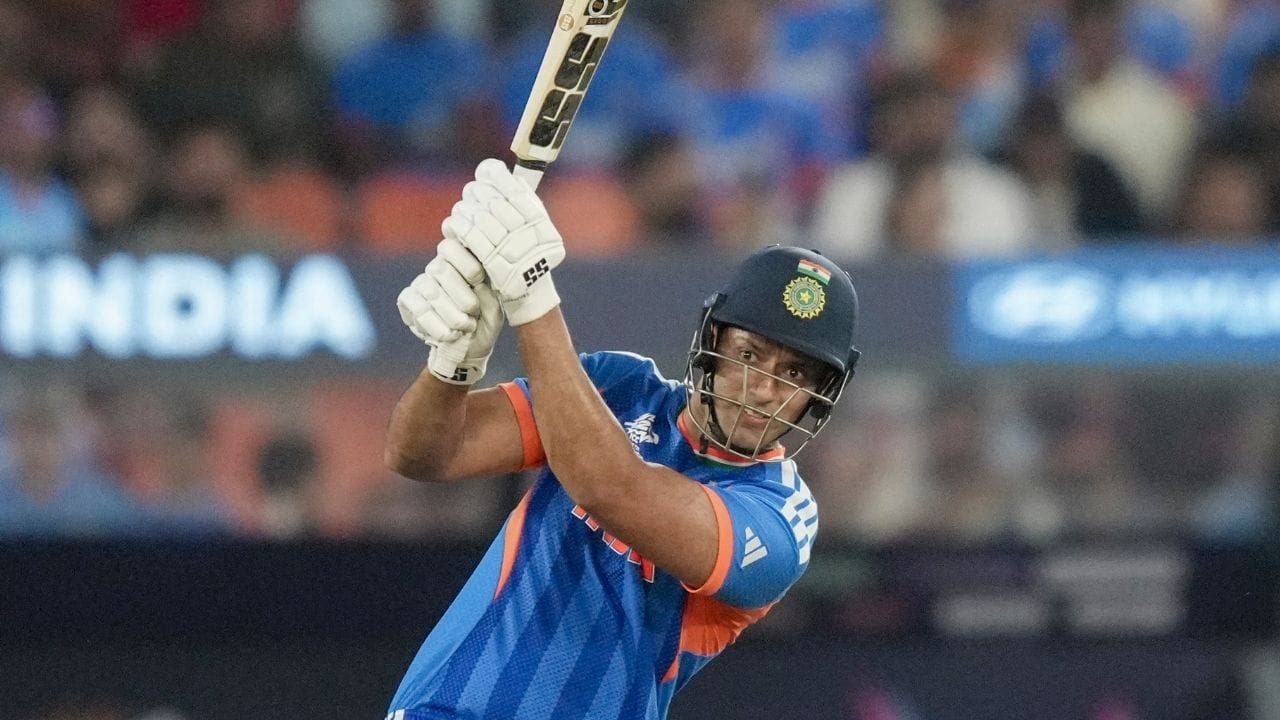 பேட்டிங்கில் மட்டுமல்ல, பந்துவீச்சிலும் துபே முன்னேற்றம் கண்டுள்ளார். நெதர்லாந்து போட்டியில் கடைசி ஓவரில் 28 ரன்கள் எடுக்க வேண்டிய சூழலில் கேப்டன் சூர்யகுமார் யாதவ், பும்ராவுக்கு பதிலாக துபேவையே நம்பினார். அந்த நம்பிக்கையை துபே வெற்றியாக செய்து முடித்தார்.