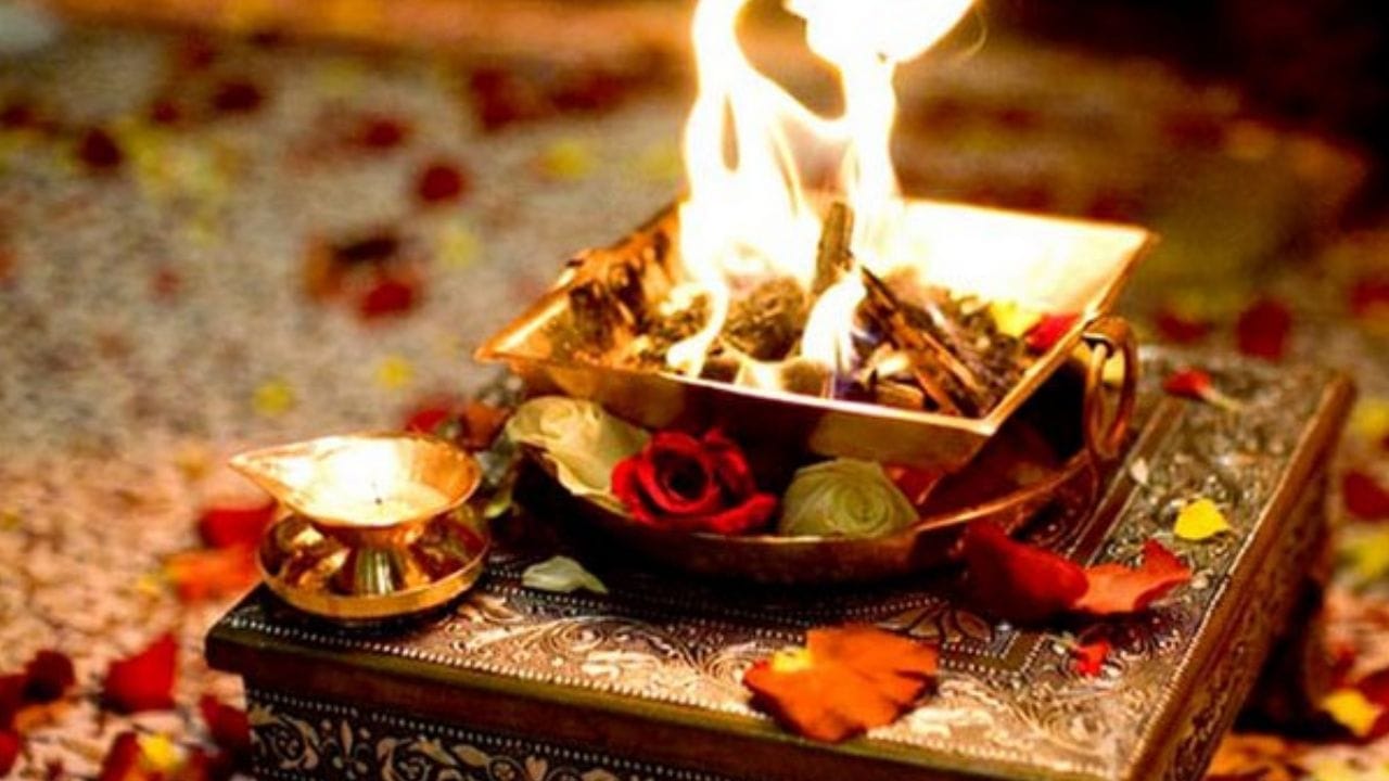 தானம் செய்தல் - நெய், தயிர், கற்பூரம் மற்றும் முத்துக்கள் போன்ற பொருட்களைத் தகுதியுள்ளவர்களுக்குத் தானமாக வழங்கலாம். ரத்தினங்கள் அணிதல் - ஜோதிடர்களின் ஆலோசனைப்படி வைரம், ஸ்படிகம் அல்லது அமெரிக்கன் டைமண்ட் ஆகியவற்றை நடுவிரலில் மோதிரமாக அணியலாம். சுக்கிர மந்திரம் - “ஓம் ஷும் சுக்ராய நமஹ” என்ற மந்திரத்தை முறையாகவும், தொடர்ச்சியாகவும் உச்சரித்து வர வேண்டும். மற்றவர்களை அரவணைத்தல்: மற்றவர்களுக்கு ஆதரவாக இருப்பதையும், அவர்களைப் பராமரிக்கும் பொறுப்பை ஏற்பதையும் ஒரு நற்பண்பாக வளர்த்துக்கொள்ளுங்கள்.