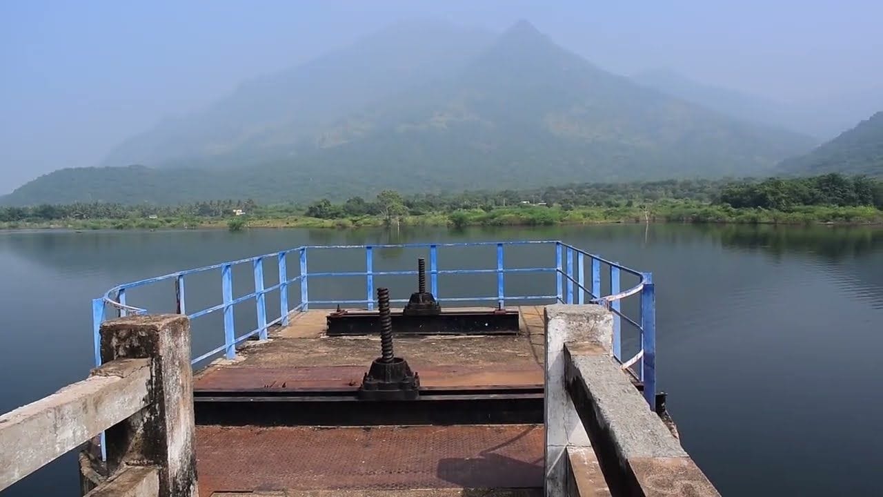 இந்த பகுதியில் செயற்கை ஏரி, வேலப்பர் கோவில் மற்றும் 500 ஆண்டுகள் பழமையான சிவன் கோவில், பல்வேறு அருவிகள், கண்கவர் வியூ பாயிண்டுகள் ஆகியவை அமைந்துள்ளன. ட்ரக்கிங் செல்வதற்கும் இங்கு வழிவகை உள்ளது. மேலும், அந்தப் பகுதியில் அமைந்துள்ள சிறுமலை ஏரியில் படகு சவாரி செயல்படுத்தப்பட்டு வருகிறது. இங்கு வரும் சுற்றுலா பயணிகள் படகு சவாரியில் பயணம் செய்து கொண்டு ஏரியின் அழகையும், அதனை சுற்றி அமைந்திருக்கும் மலைகளின் அழகையும், ஏரியில் தேங்கியிருக்கும் தண்ணீரையும் உள்ளம் குளிர சுற்றிப் பார்க்கலாம்.