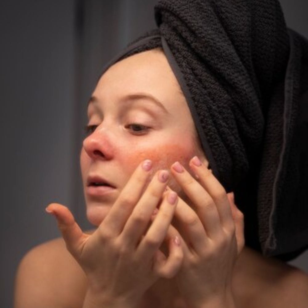 உணவுமுறையும் சருமத்தில் பெரும் தாக்கத்தை ஏற்படுத்துகிறது. ஆக்ஸிஜனேற்றிகள், பழங்கள், காய்கறிகள் மற்றும் கொட்டைகள் சருமத்தை பிரகாசமாக்க உதவும். குறிப்பாக வைட்டமின்கள் சி மற்றும் ஈ சருமத்தின் நிறத்தையும் பளபளப்பையும் மேம்படுத்த உதவும்.