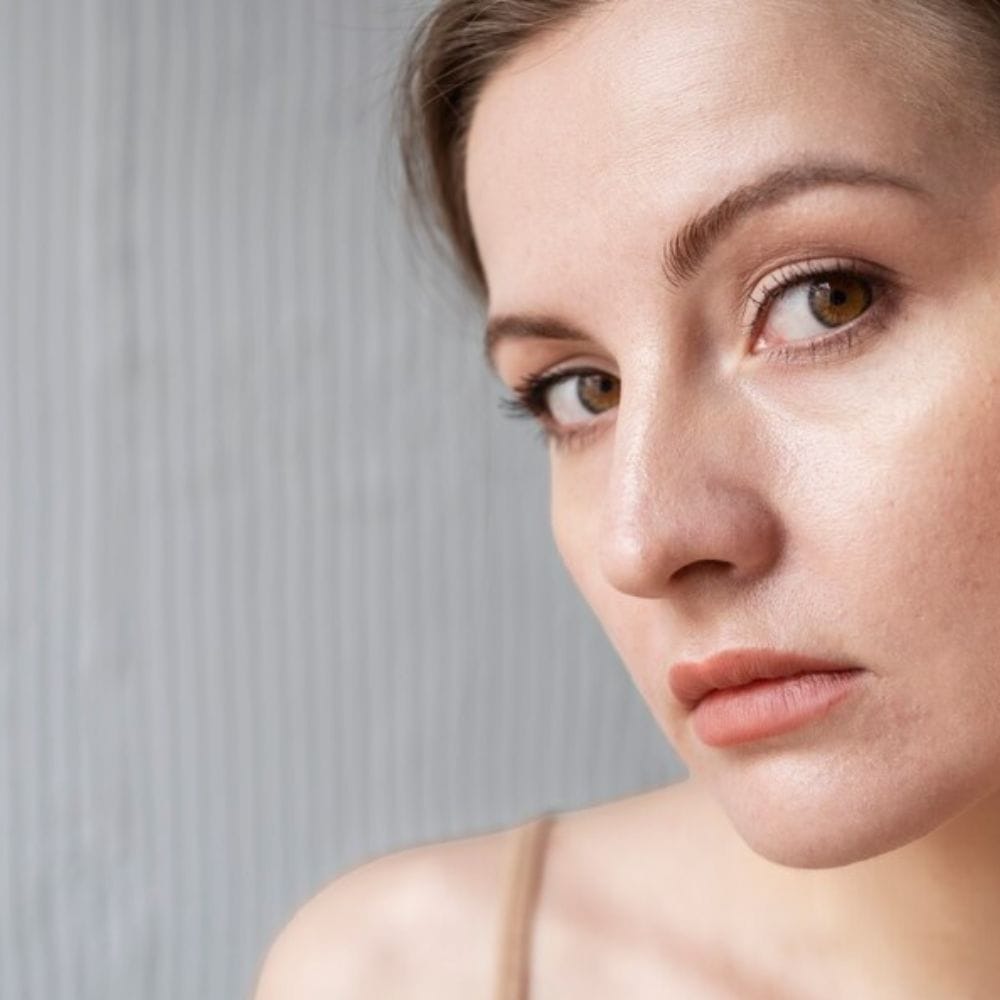 இறந்த செல்களை அகற்ற வாரத்திற்கு 1 அல்லது 2 முறை ஓட்ஸ் அல்லது தேன்-சர்க்கரை ஸ்க்ரப் மூலம் முகத்தின் மேற்பரப்பை சுத்தம் செய்யுங்கள். இது சருமத்திற்கு புதிய பளபளப்பைக் கொடுக்கும்.