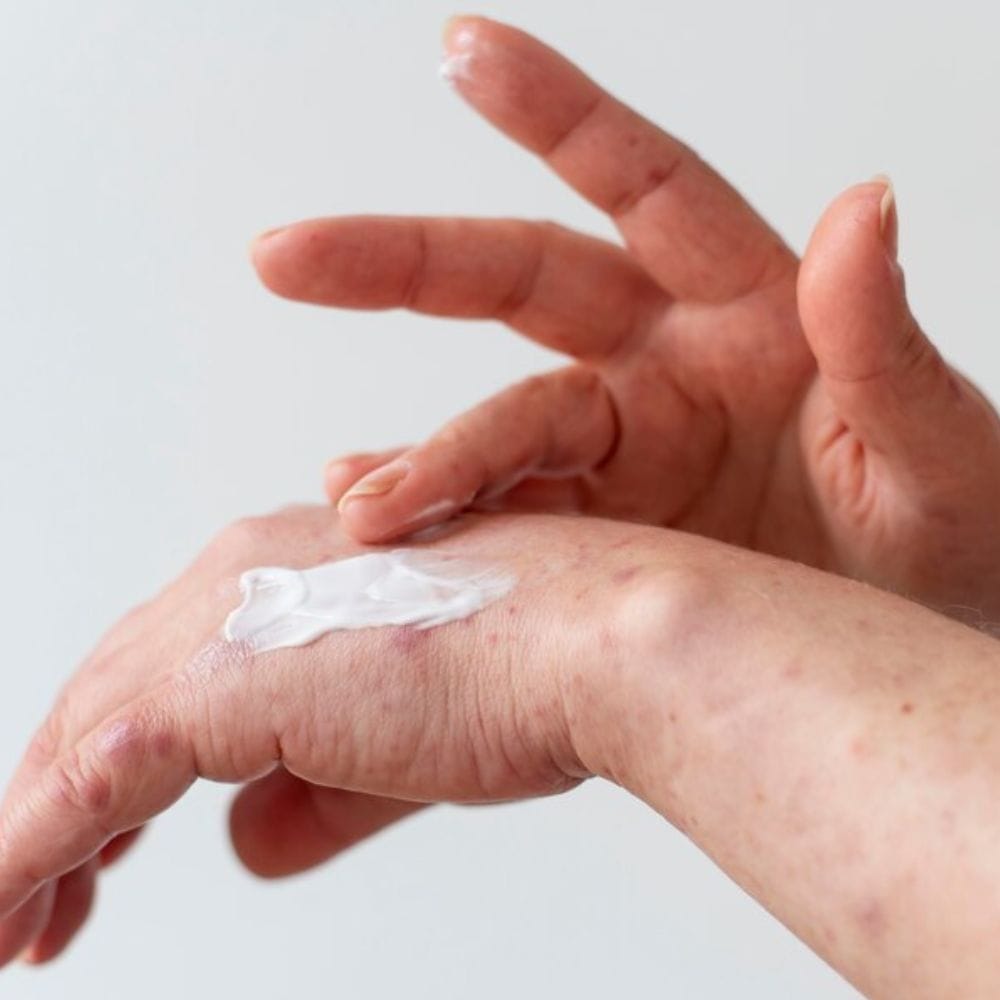 ஸ்பாவைப் போலவே, வீட்டிலேயே நீங்களே தயாரித்துக்கொள்ளக்கூடிய ஃபேஸ் மாஸ்க்கையும் பயன்படுத்தலாம். மஞ்சள், தேன், தயிர் மற்றும் கற்றாழை போன்ற பேக்குகள் உங்கள் முகத்தை உடனடியாக புத்துணர்ச்சியுடனும், பிரகாசமாகவும், மென்மையாகவும் மாற்றும்.