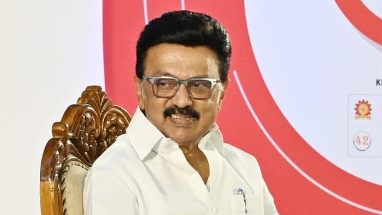 கடந்த 2006 சட்டப்பேரவை தேர்தலில் திமுக 96 இடங்களிலும், காங்கிரஸ் 34 இடங்களிலும் வெற்றி பெற்று கூட்டணி ஆட்சி அமைத்தது.அப்போதே, திமுக பெரும்பான்மை பெறாததை சுட்டிக்காட்டி காங்கிரஸ் கட்சி கூட்டணி ஆட்சியை வலியுறுத்தி இருக்க வேண்டும். இதே போல தான் கடந்த 2006 சட்டமன்ற தேர்தலில் மக்கள் தீர்ப்பை செயல்படுத்தாதது நமது தமிழகத்தின் காங்கிரஸ் கட்சியின் தவறு என்று மாணிக்கம் தாகூர் எம்பி குறிப்பிட்டுள்ளதாக கூறப்படுகிறது.