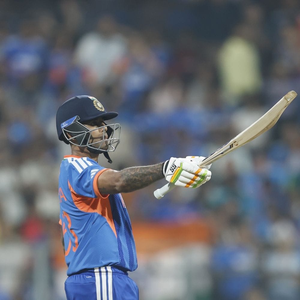 தொடக்க வீரராக களமிறங்கிய அபிஷேக் சர்மா, இஷான் கிஷன் ஆகியோர் அடுத்தடுத்து ஆட்டமிழக்க, இந்திய அணி 77 ரன்களுக்குள் 8 விக்கெட்டுகளை இழந்தது. இதன் காரணமாக, கேப்டன் சூர்யகுமார் யாதவை தவிர வேறு எந்த பேட்ஸ்மேனும் 30 ரன்களை கூட எடுக்கவில்லை.