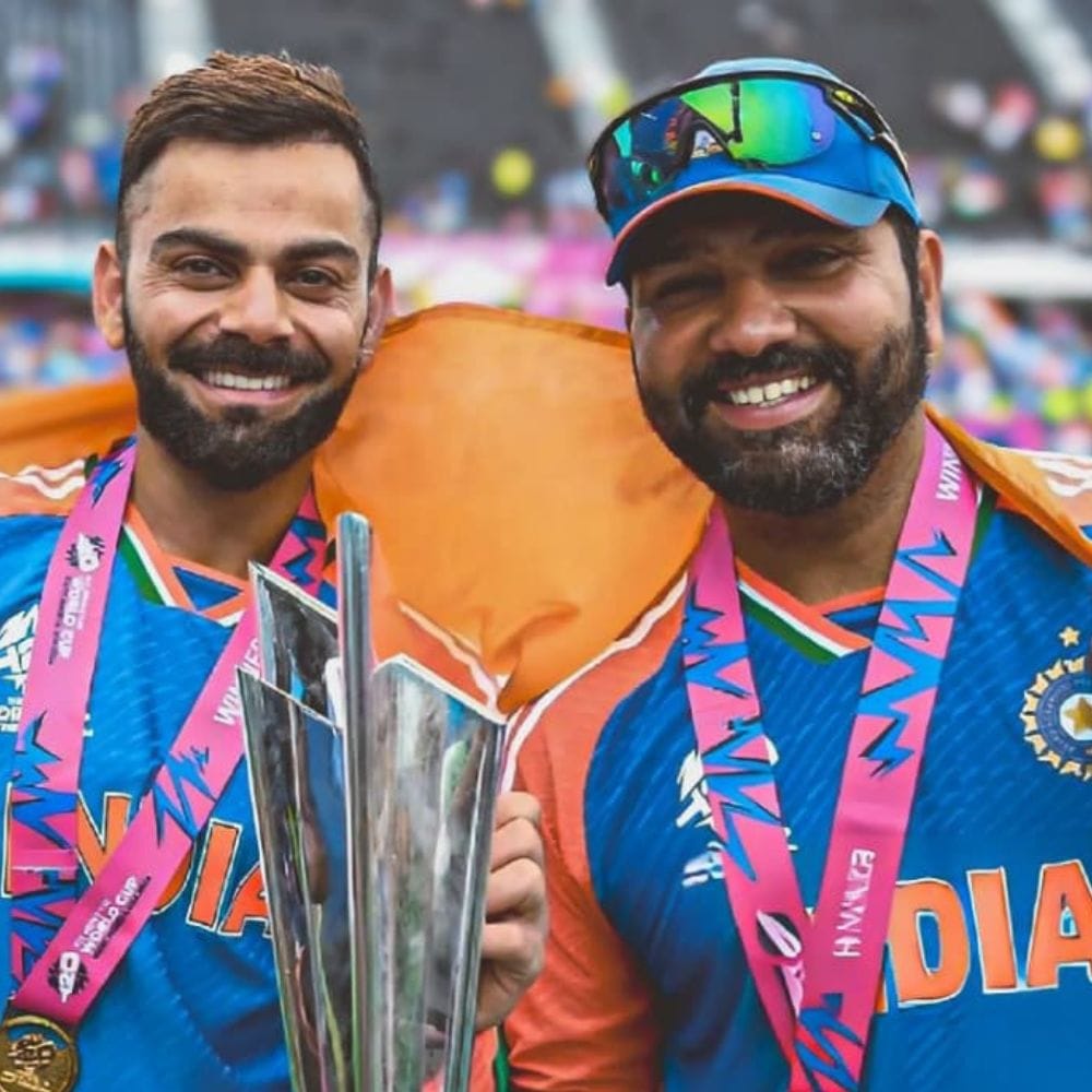 இந்தியாவுக்காக டி20 சர்வதேச போட்டிகளில் அதிக ரன்கள் எடுத்த கேப்டனாக ரோஹித் சர்மா 62 டி20 போட்டிகளில் 1905 ரன்கள் எடுத்துள்ளார். இந்த பட்டியலில் விராட் கோலி கேப்டனாக 50 போட்டிகளில் 1570 ரன்கள் எடுத்துள்ளார்.