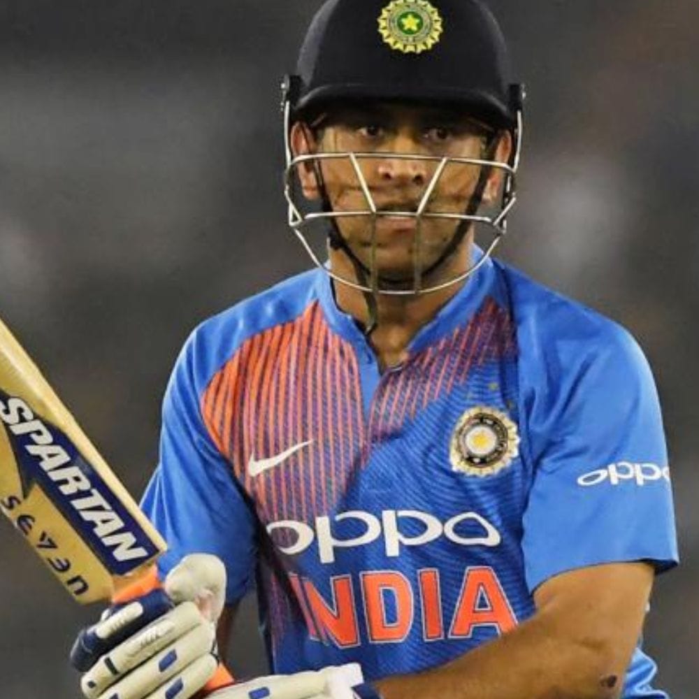 இந்தியாவின் முதல் டி20 உலகக் கோப்பை வென்ற கேப்டன் மகேந்திர சிங் தோனி இந்த பட்டியலில் மூன்றாவது இடத்தில் உள்ளார். 72 டி20 போட்டிகளில் இந்தியாவுக்கு கேப்டனாக இருந்தபோது தோனி 1112 ரன்கள் எடுத்துள்ளார்.